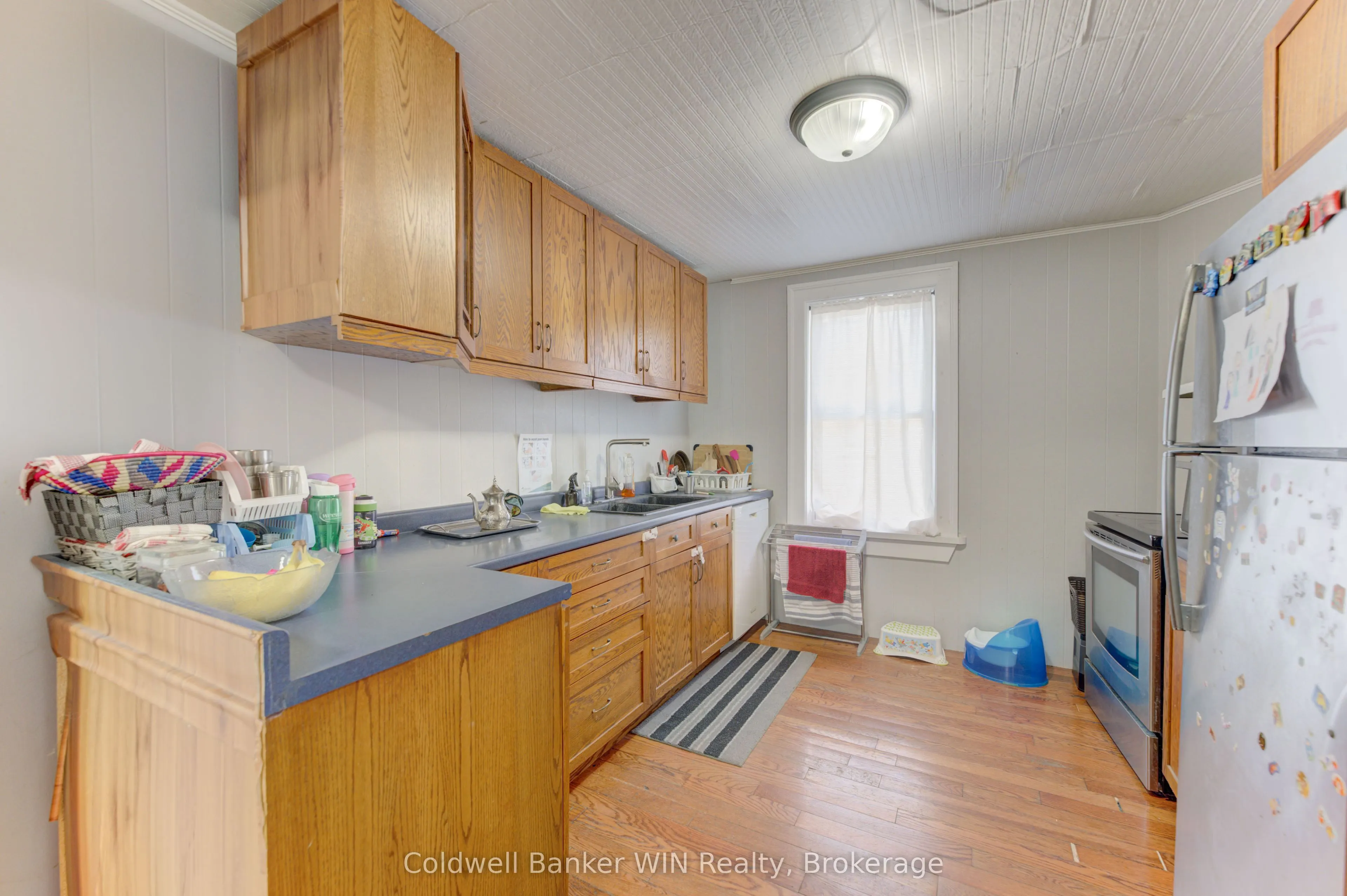 160 Queen Street E