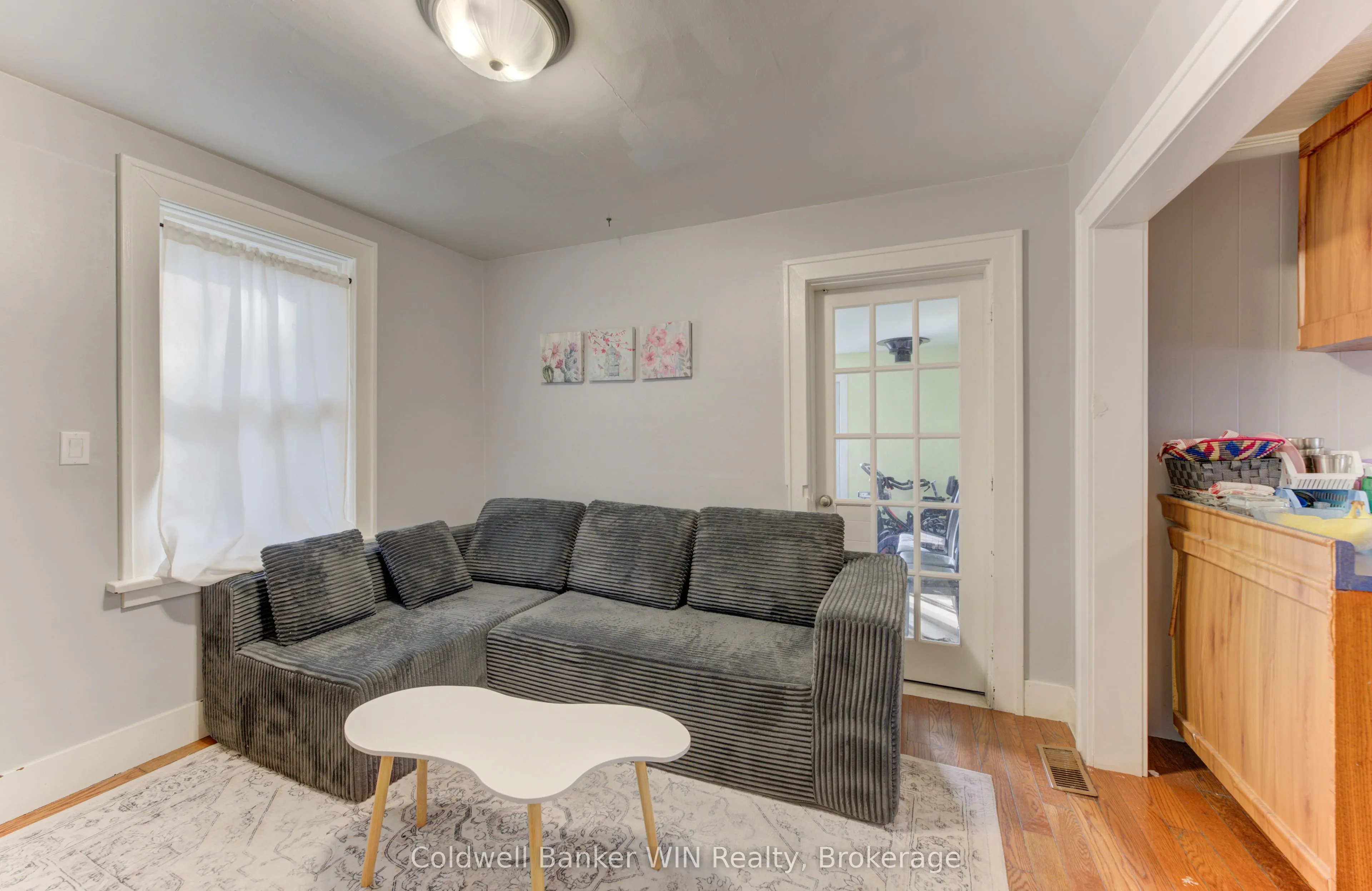 160 Queen Street E