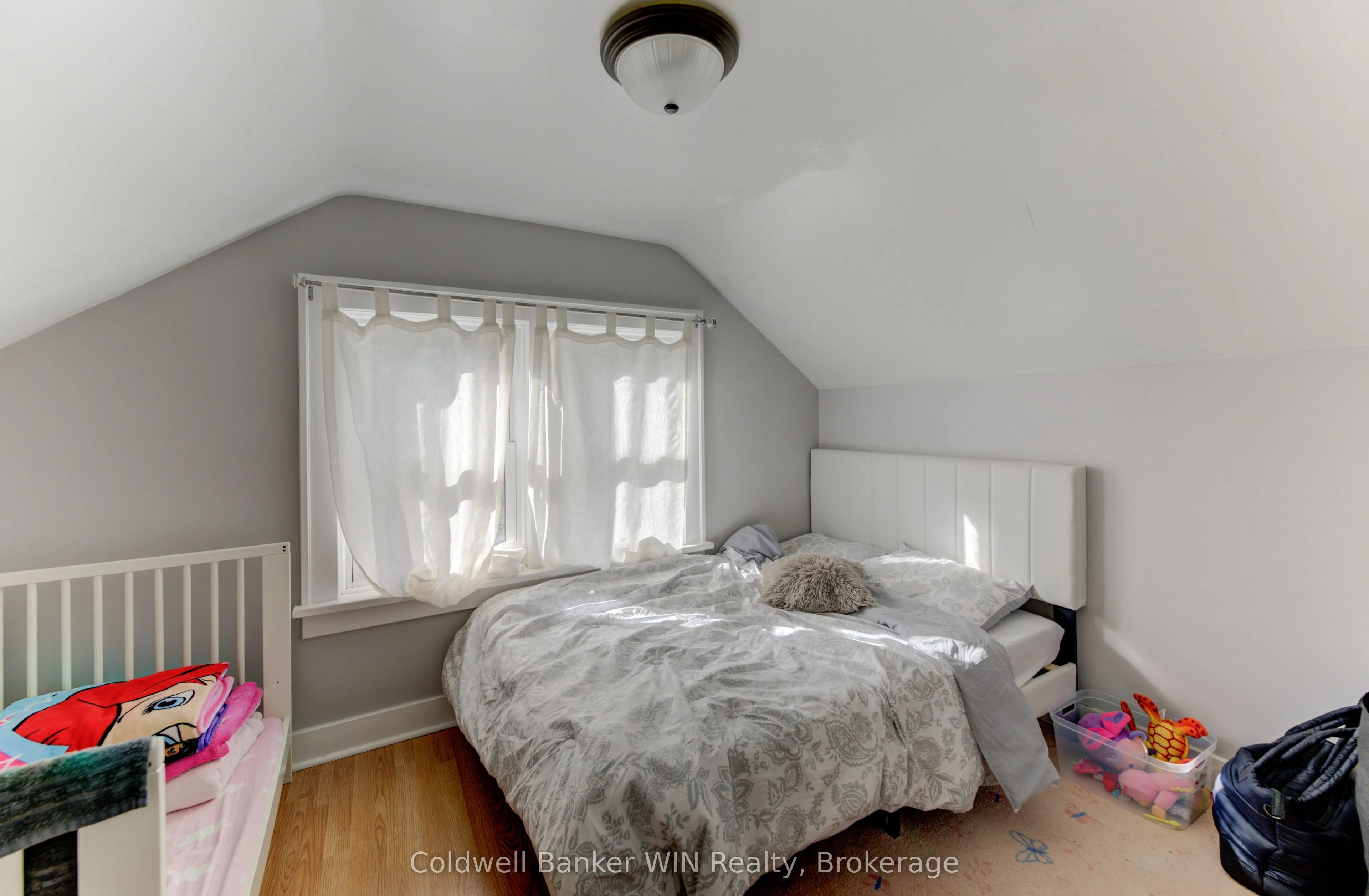 160 Queen Street E