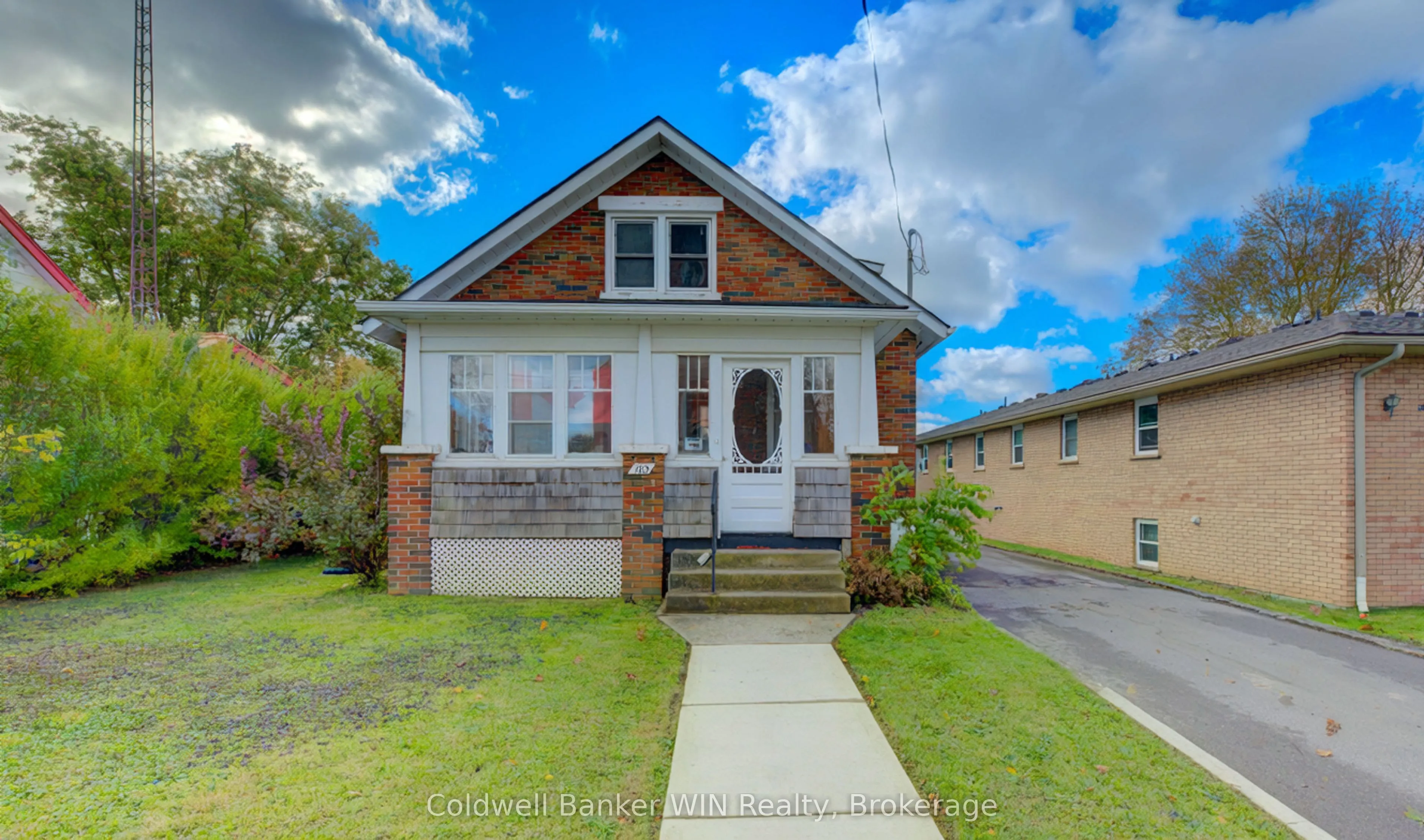 160 Queen Street E