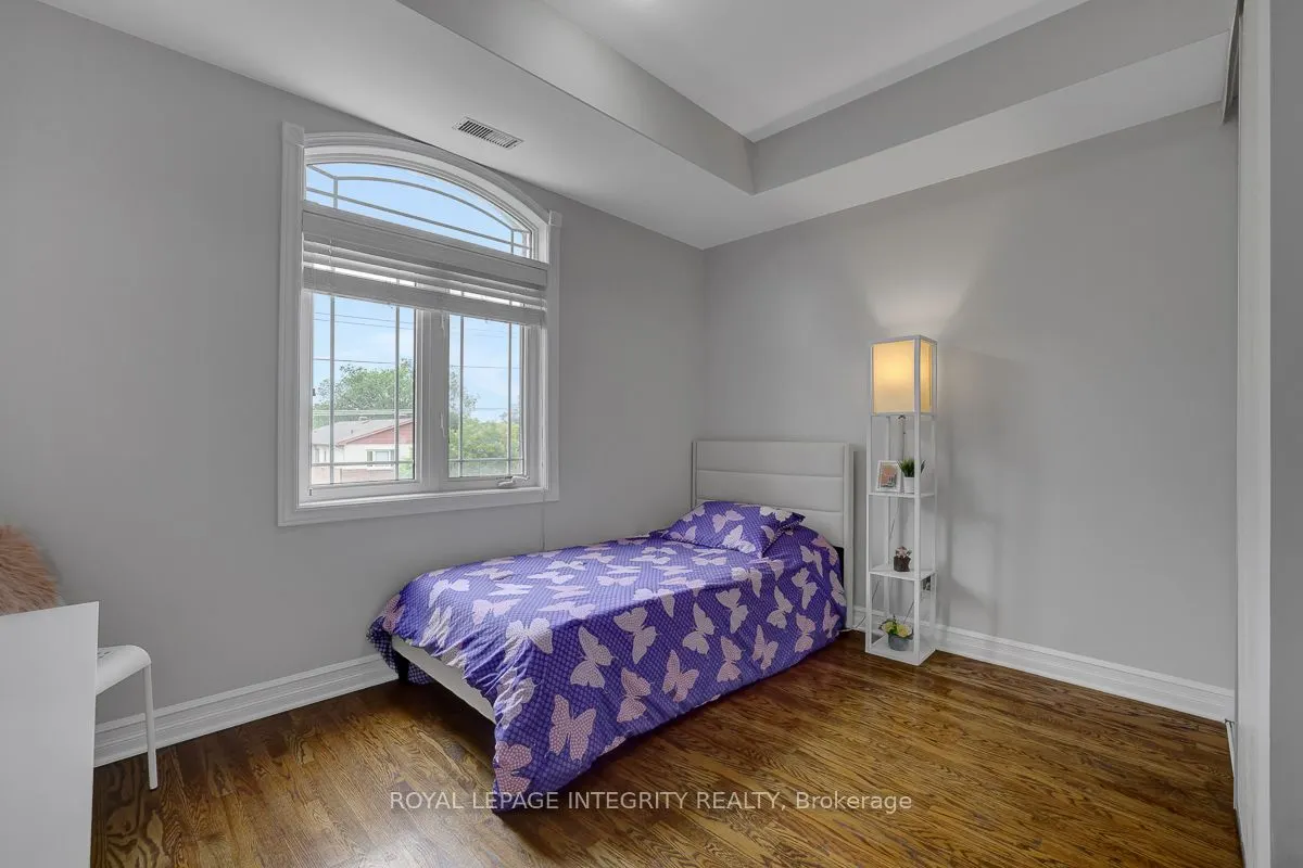 711 Churchill Avenue N #402