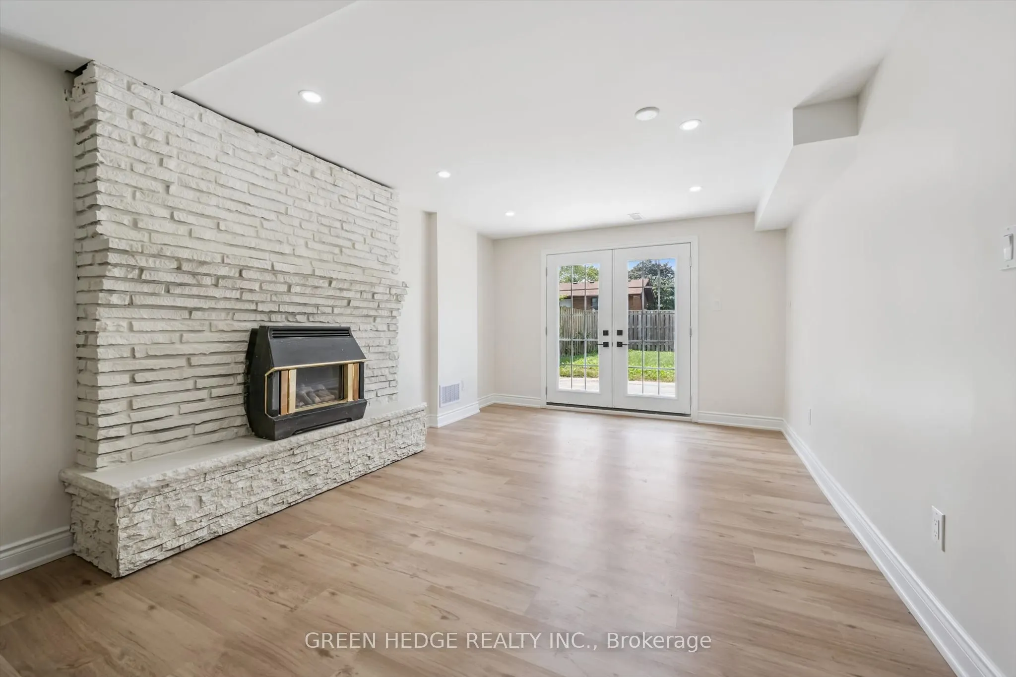 385 Village Crescent