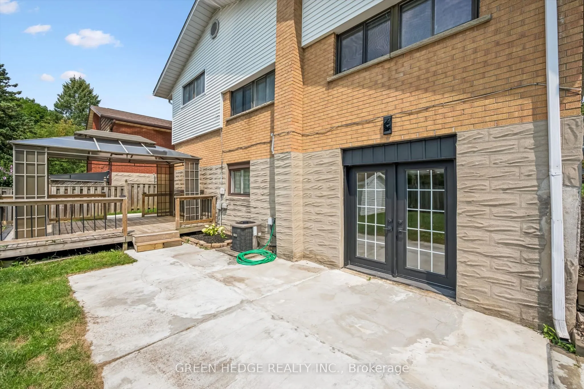 385 Village Crescent