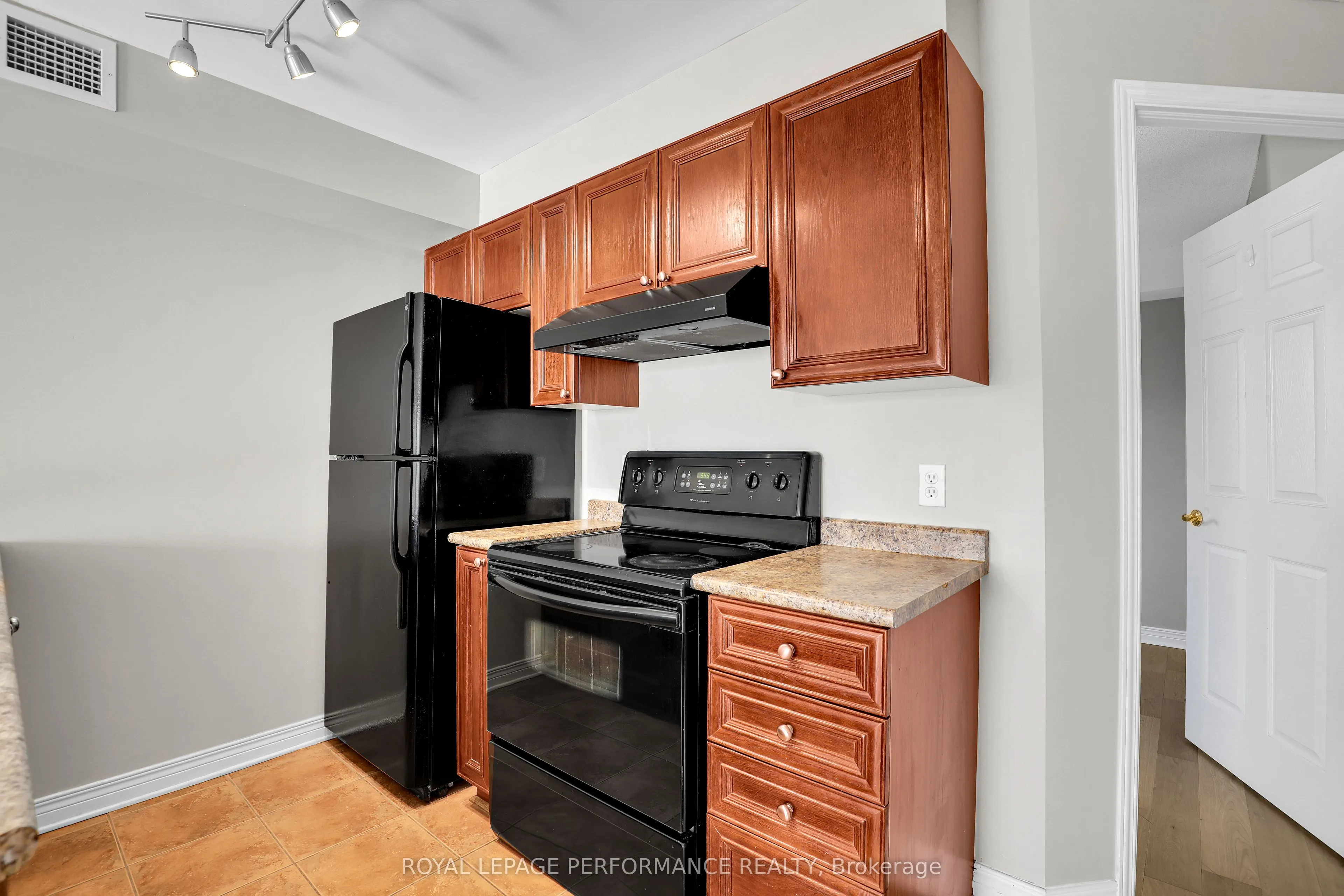 429 SOMERSET Street W #712