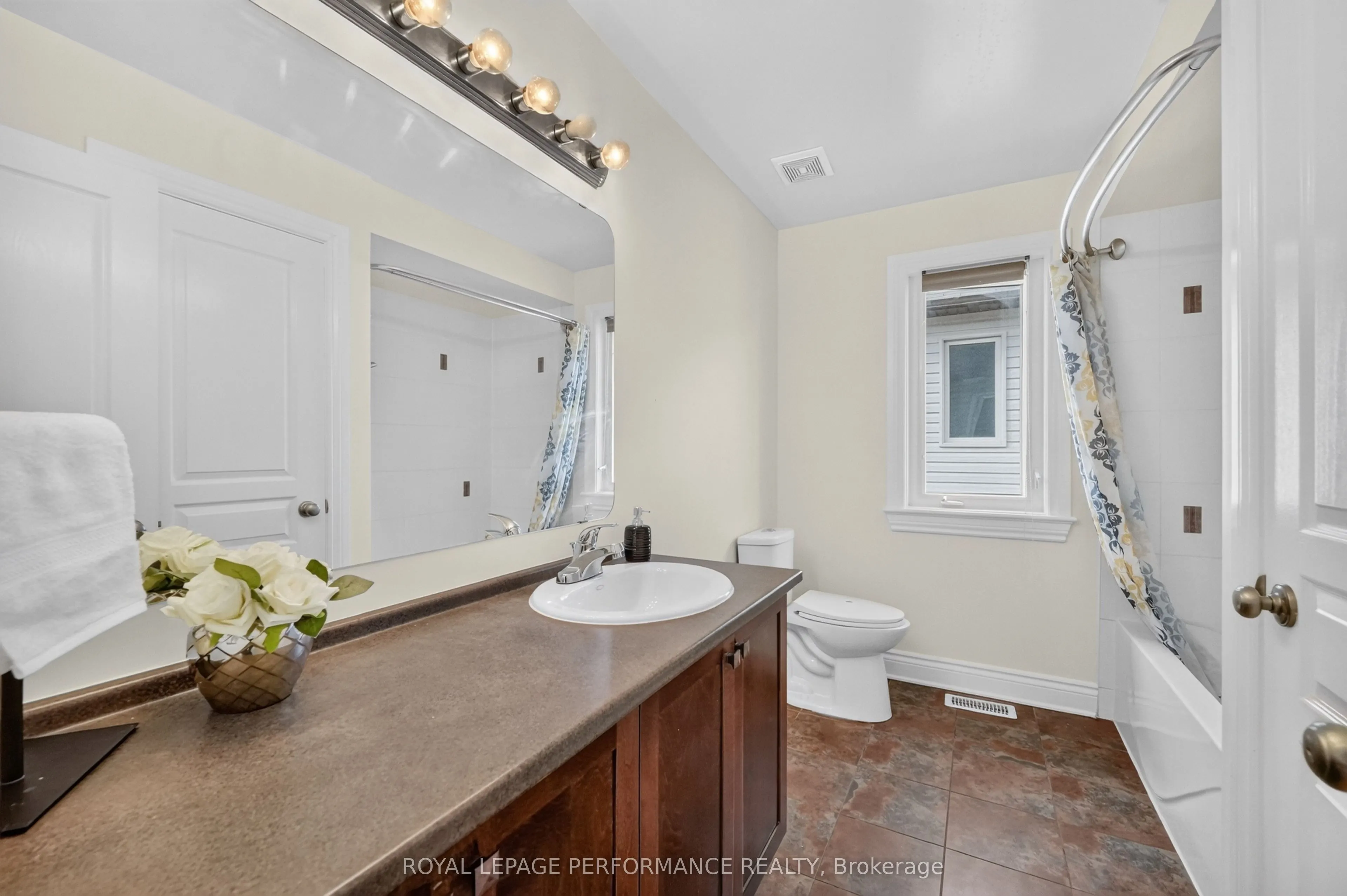 149 Topaze Crescent
