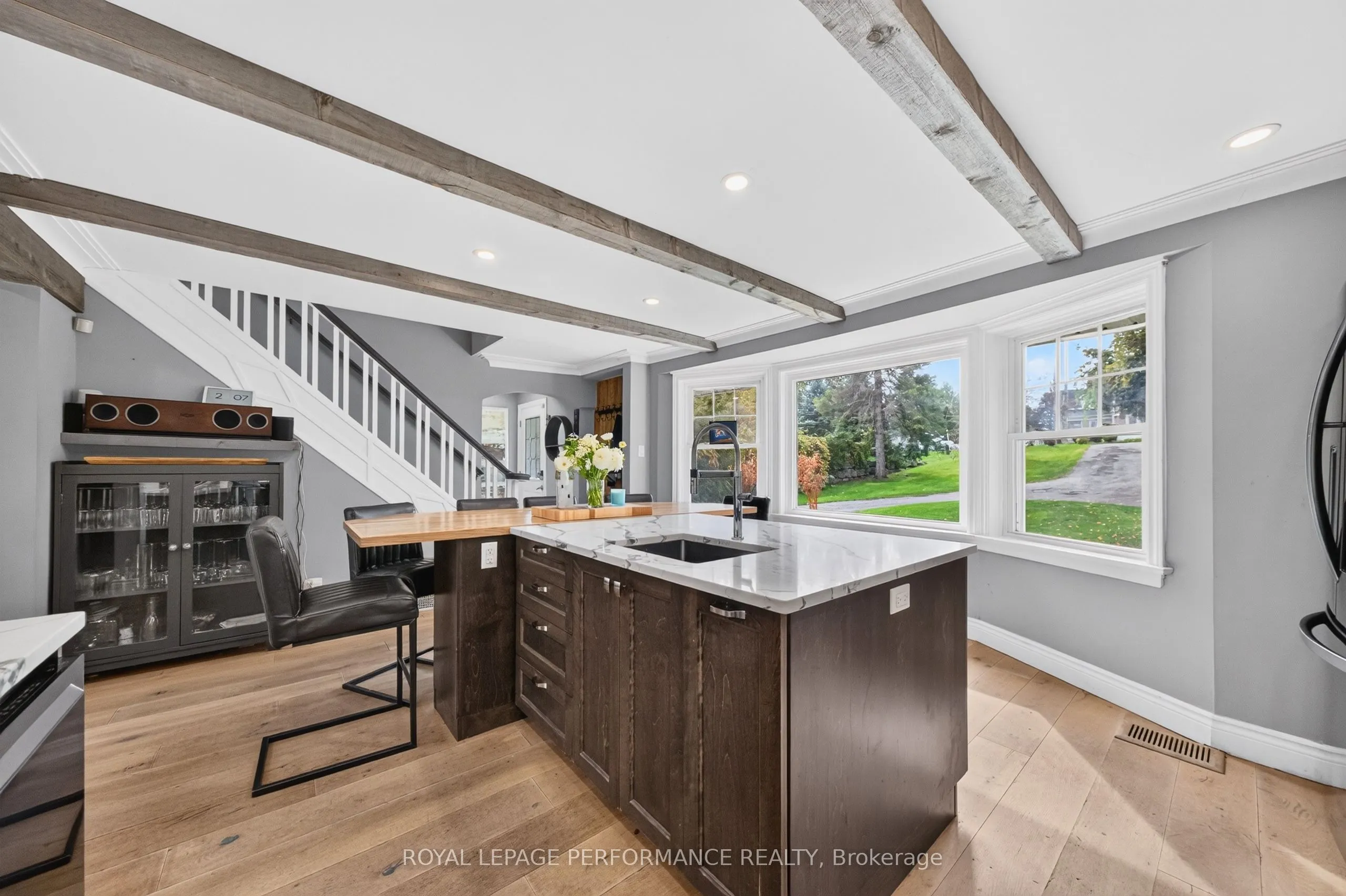 5587 Manotick Main Street