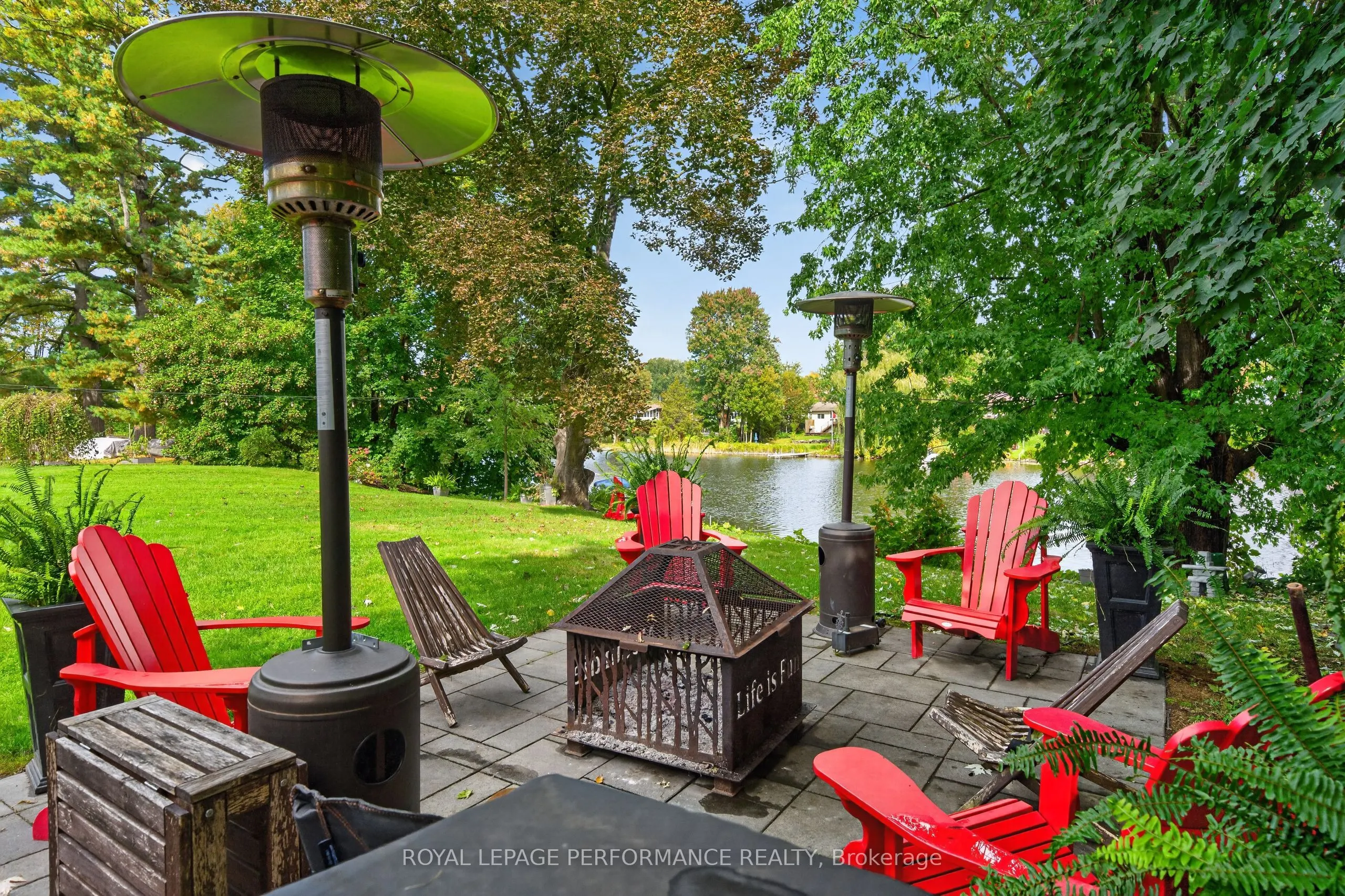 5587 Manotick Main Street