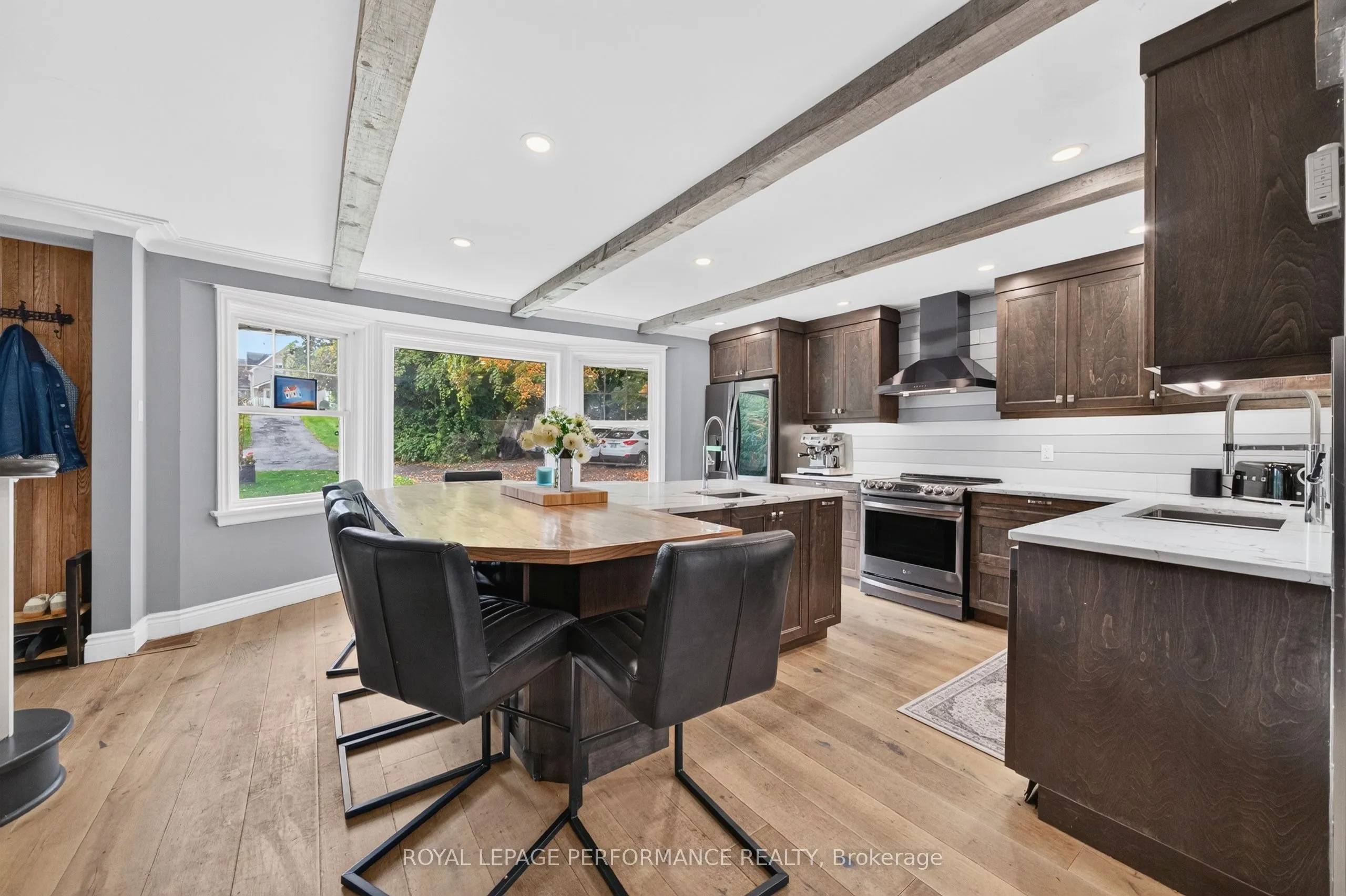 5587 Manotick Main Street