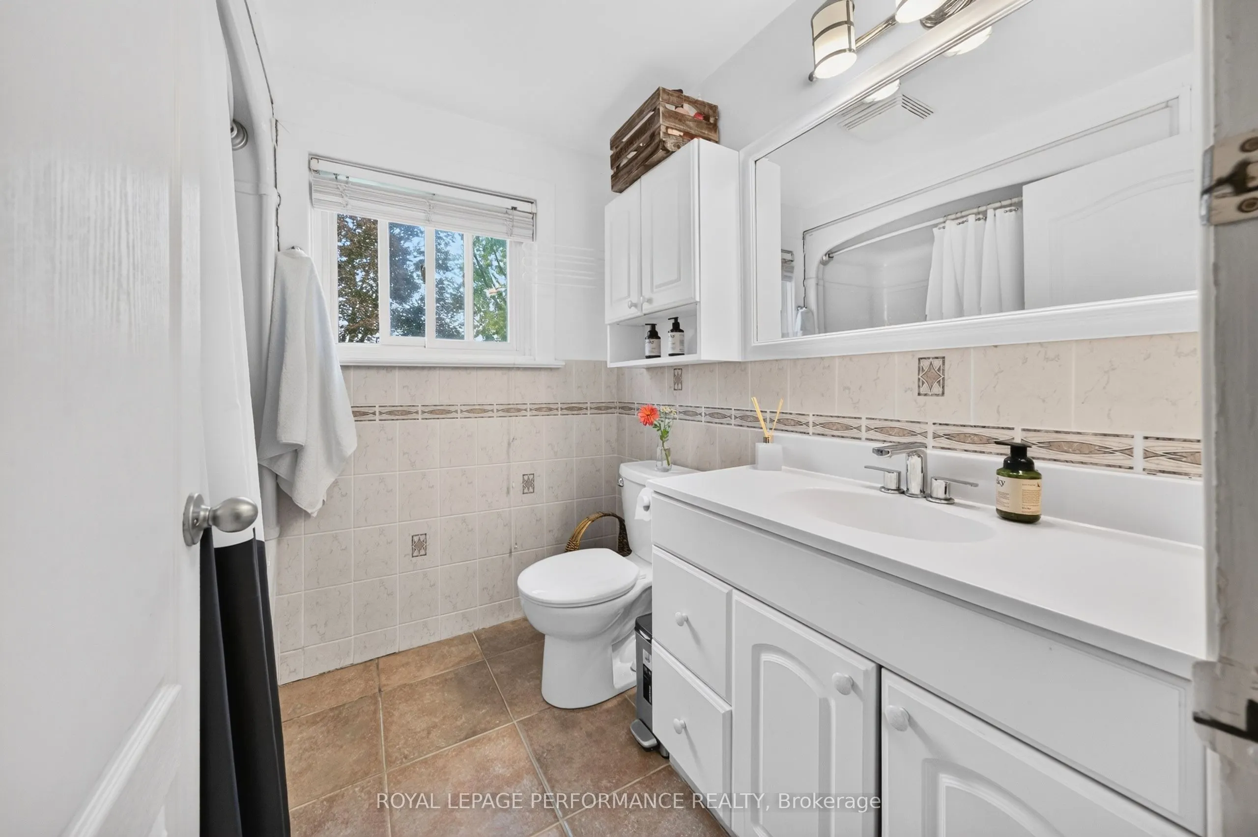 5587 Manotick Main Street