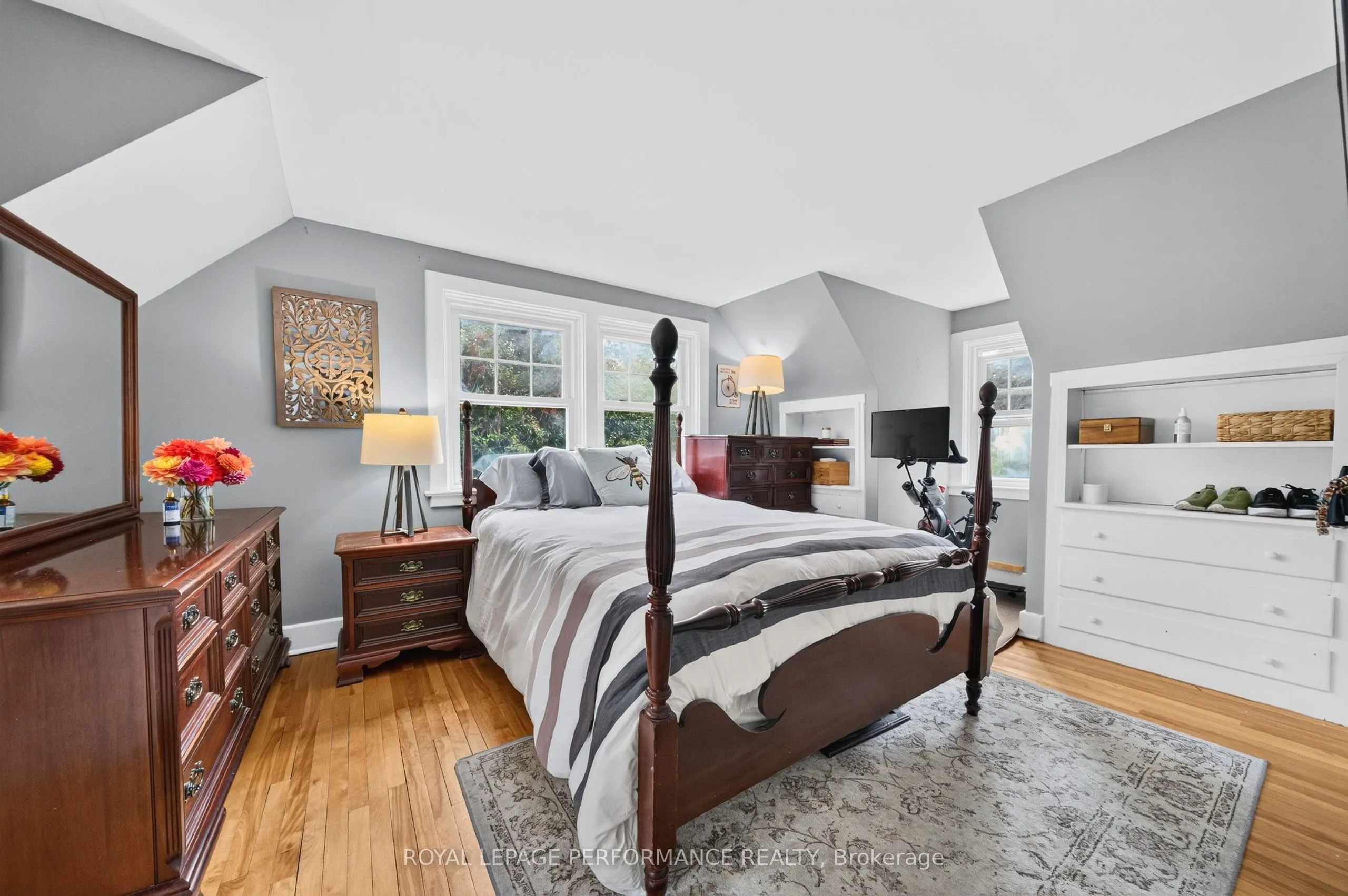 5587 Manotick Main Street