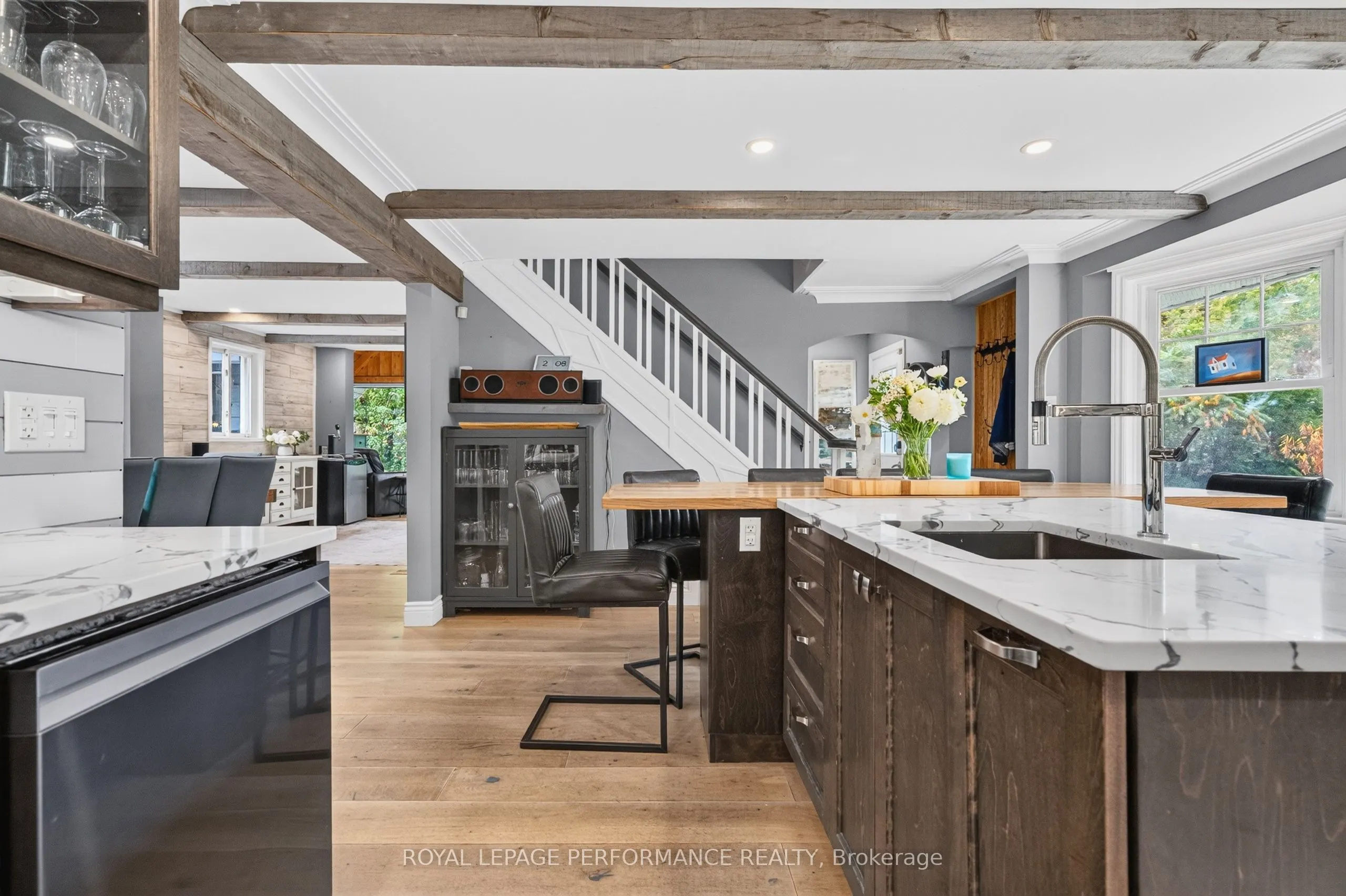 5587 Manotick Main Street