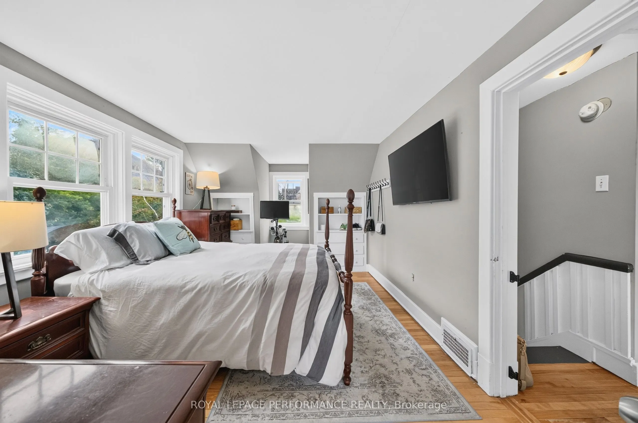 5587 Manotick Main Street