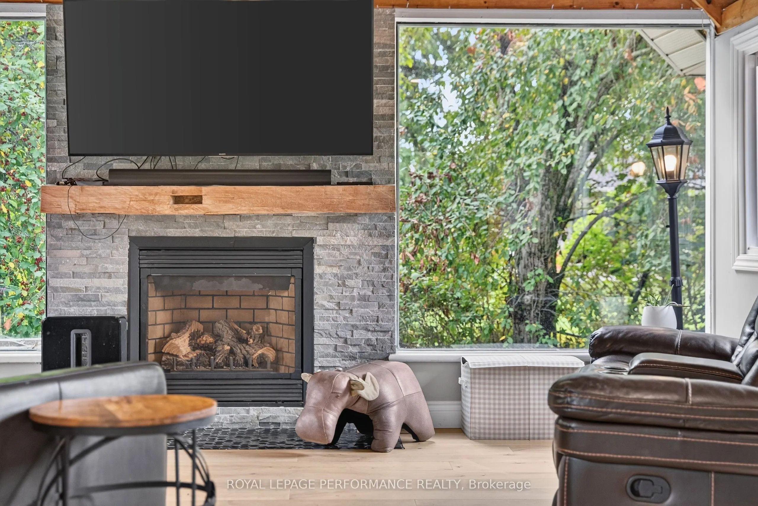 5587 Manotick Main Street