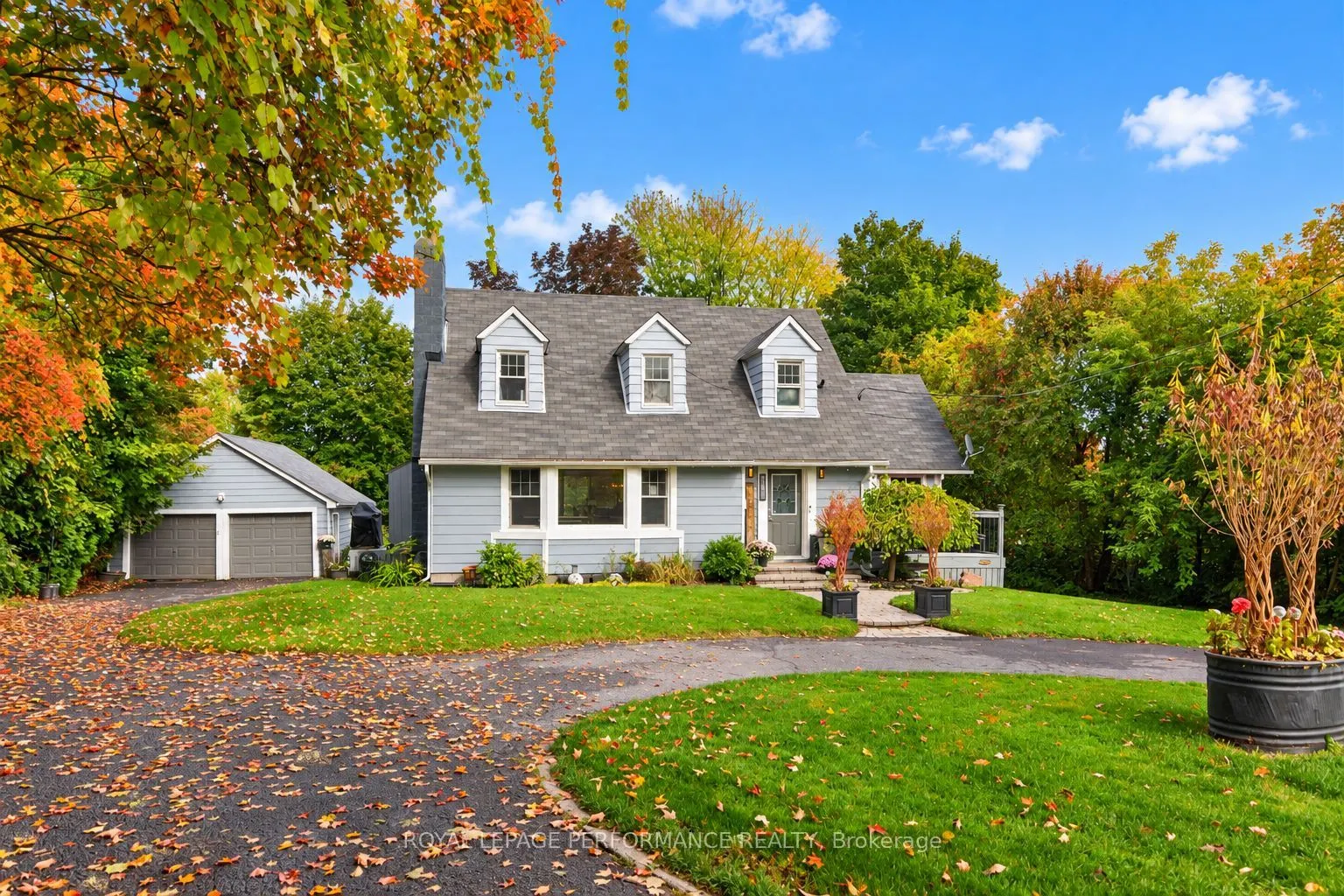 5587 Manotick Main Street
