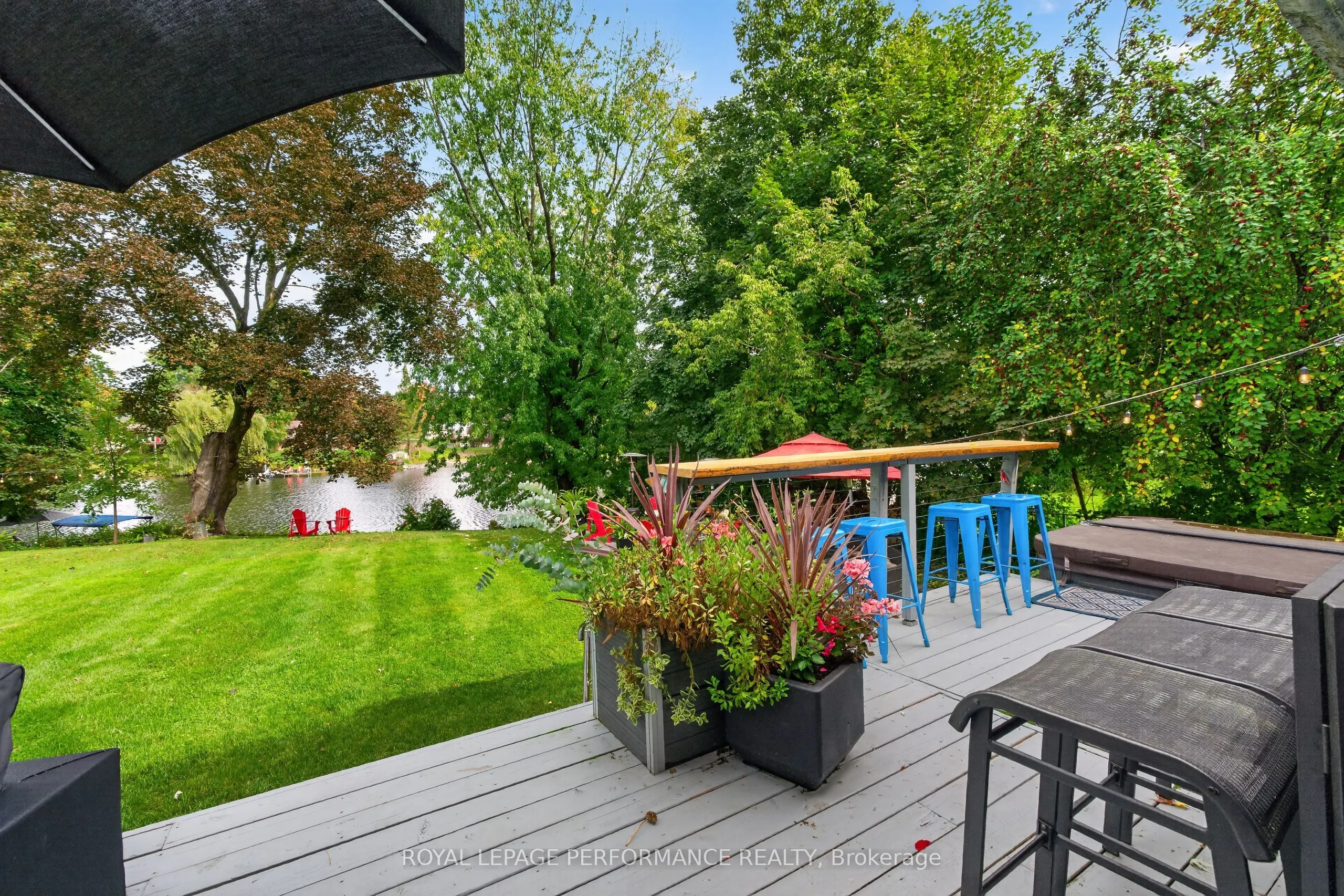 5587 Manotick Main Street