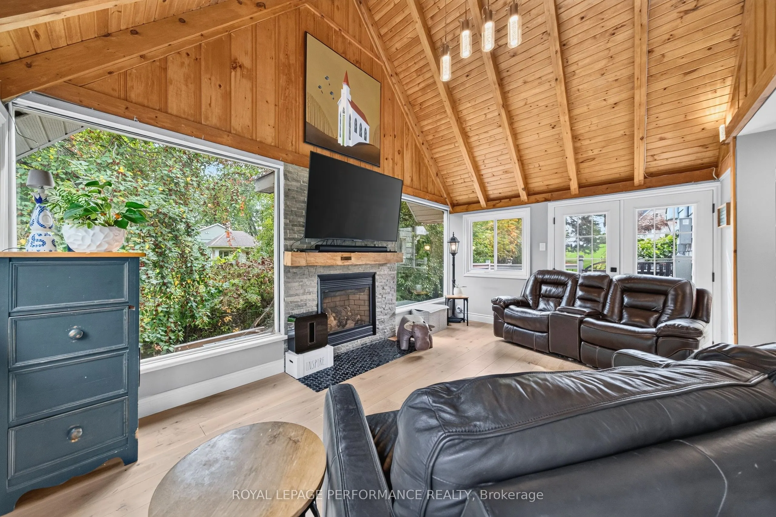 5587 Manotick Main Street
