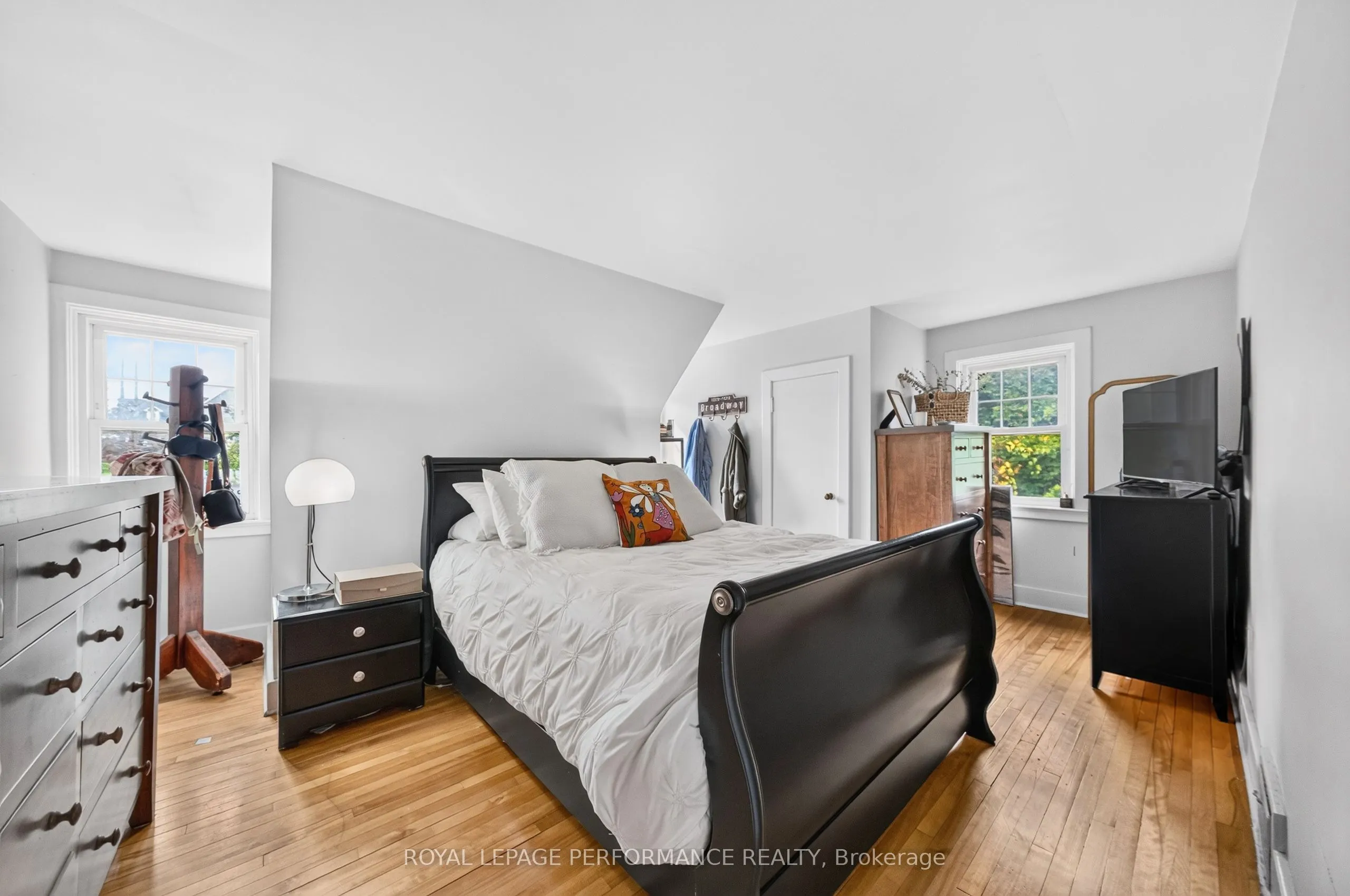 5587 Manotick Main Street