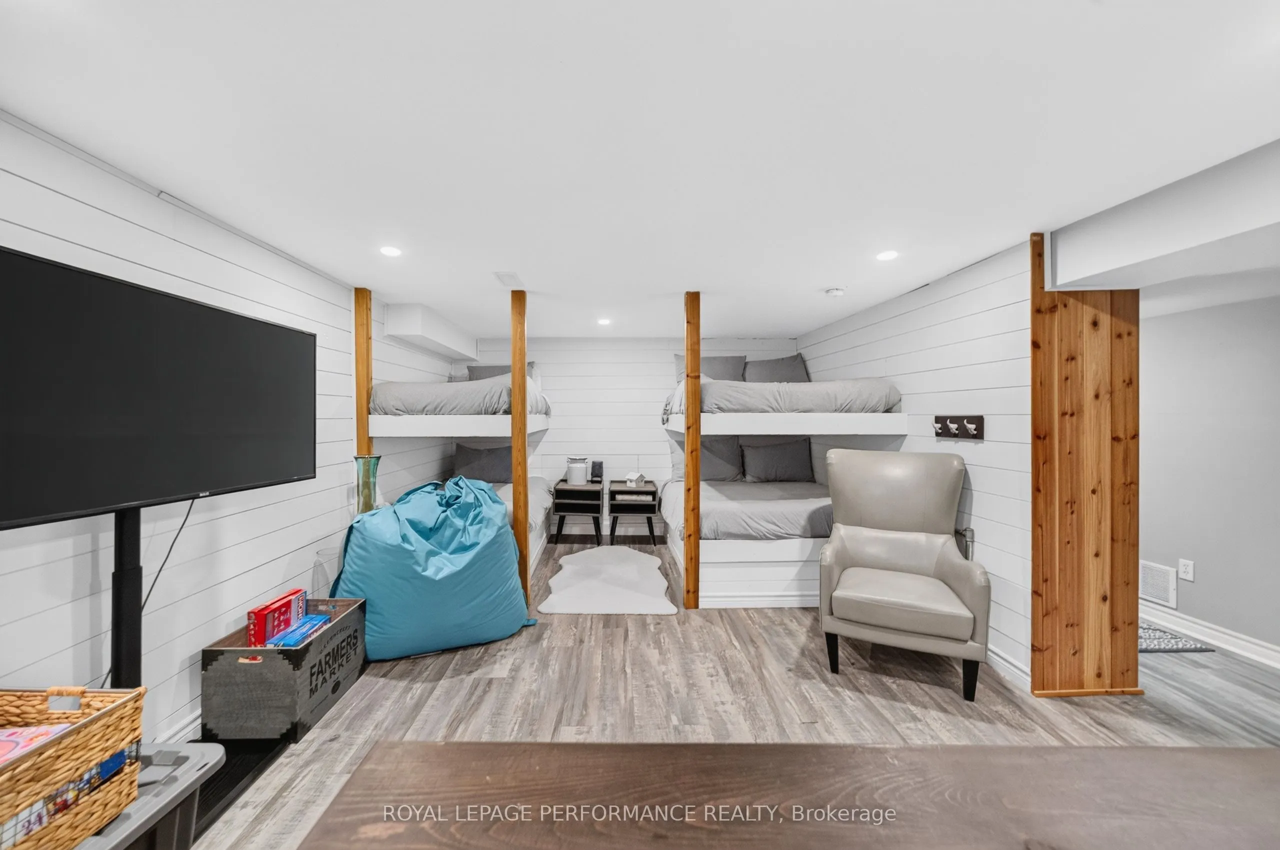 5587 Manotick Main Street
