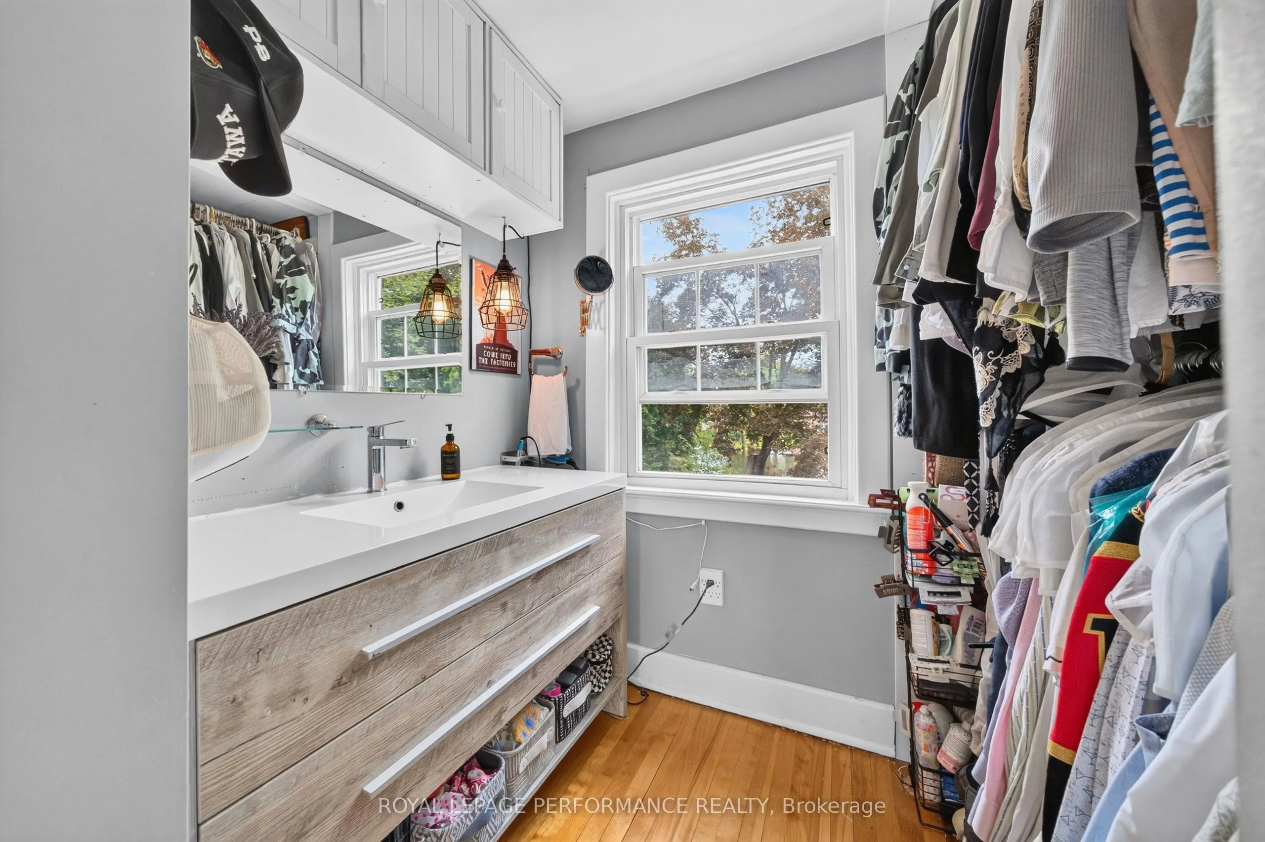 5587 Manotick Main Street