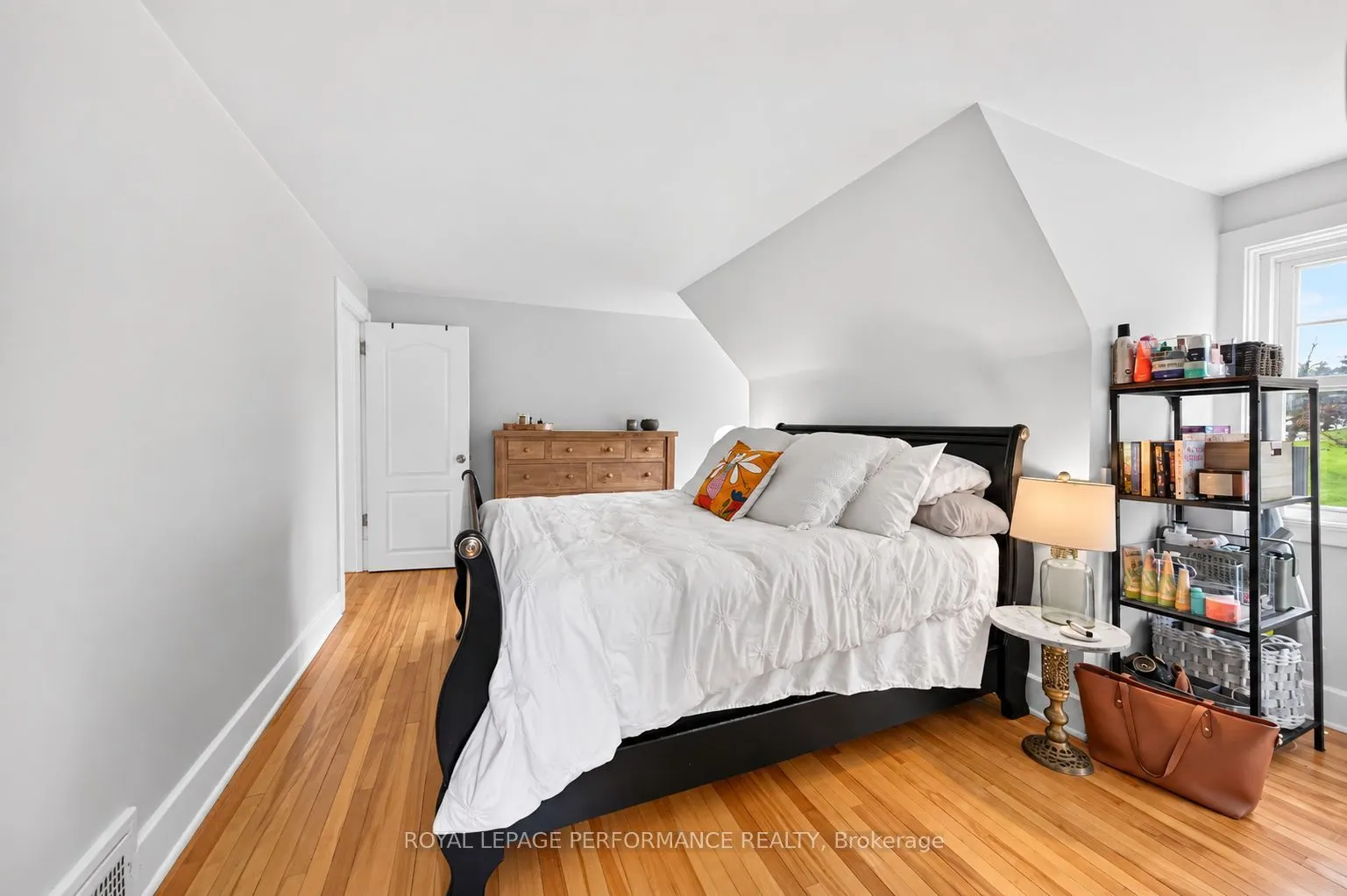 5587 Manotick Main Street