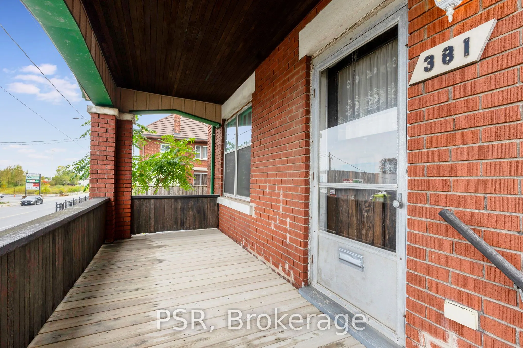 381 Victoria Street N