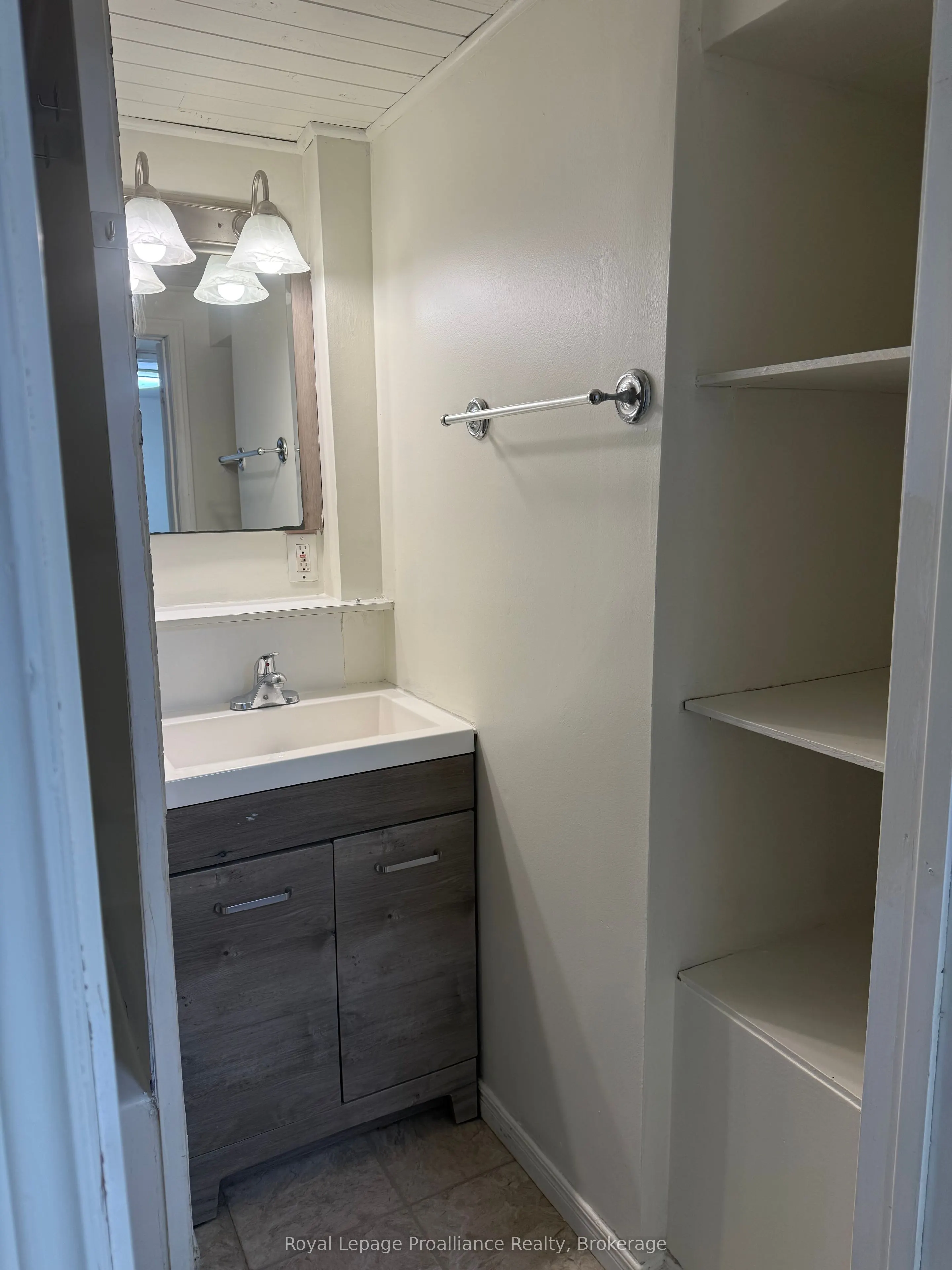 939 Dainard Drive #Lower Unit
