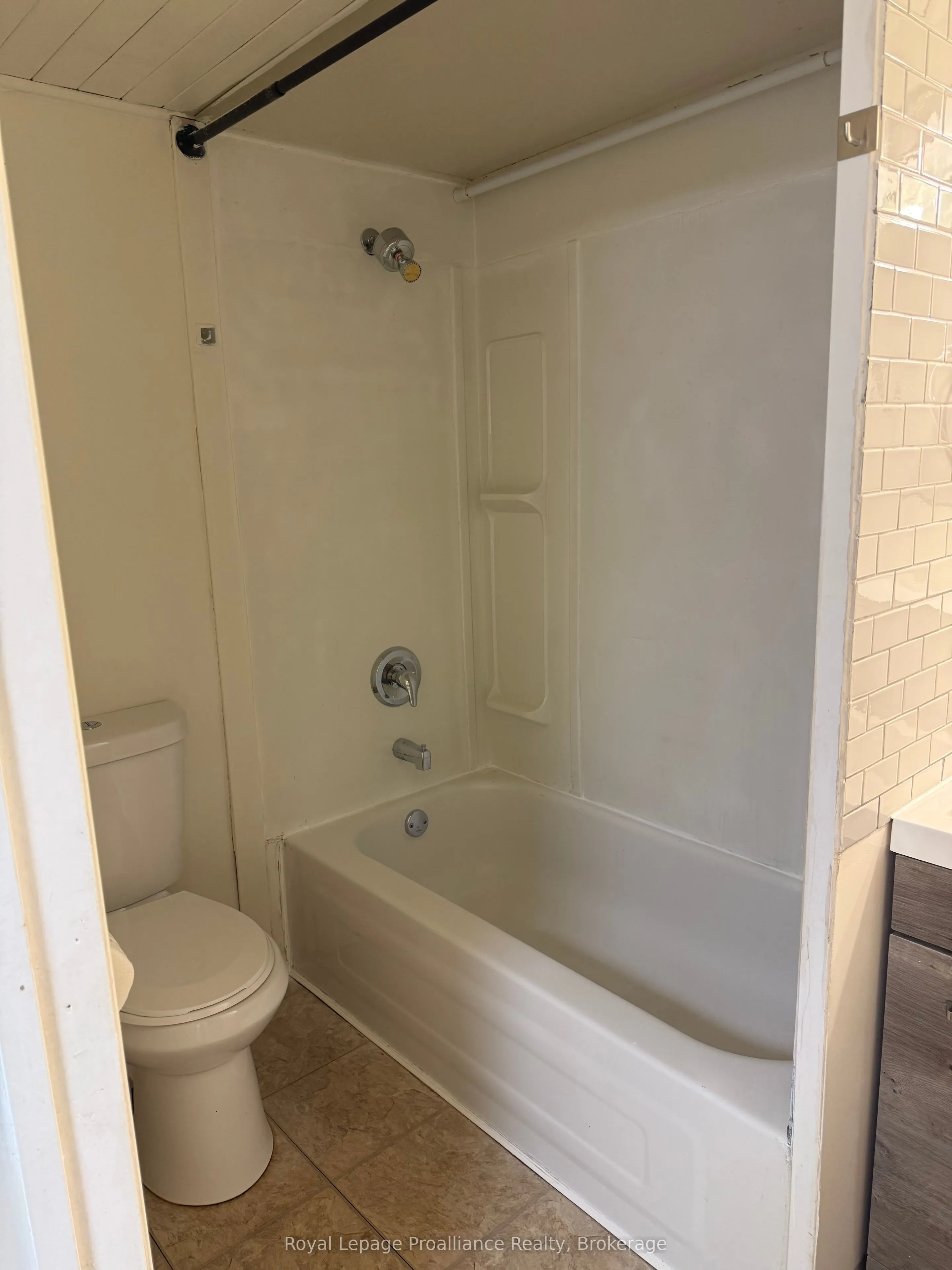 939 Dainard Drive #Lower Unit