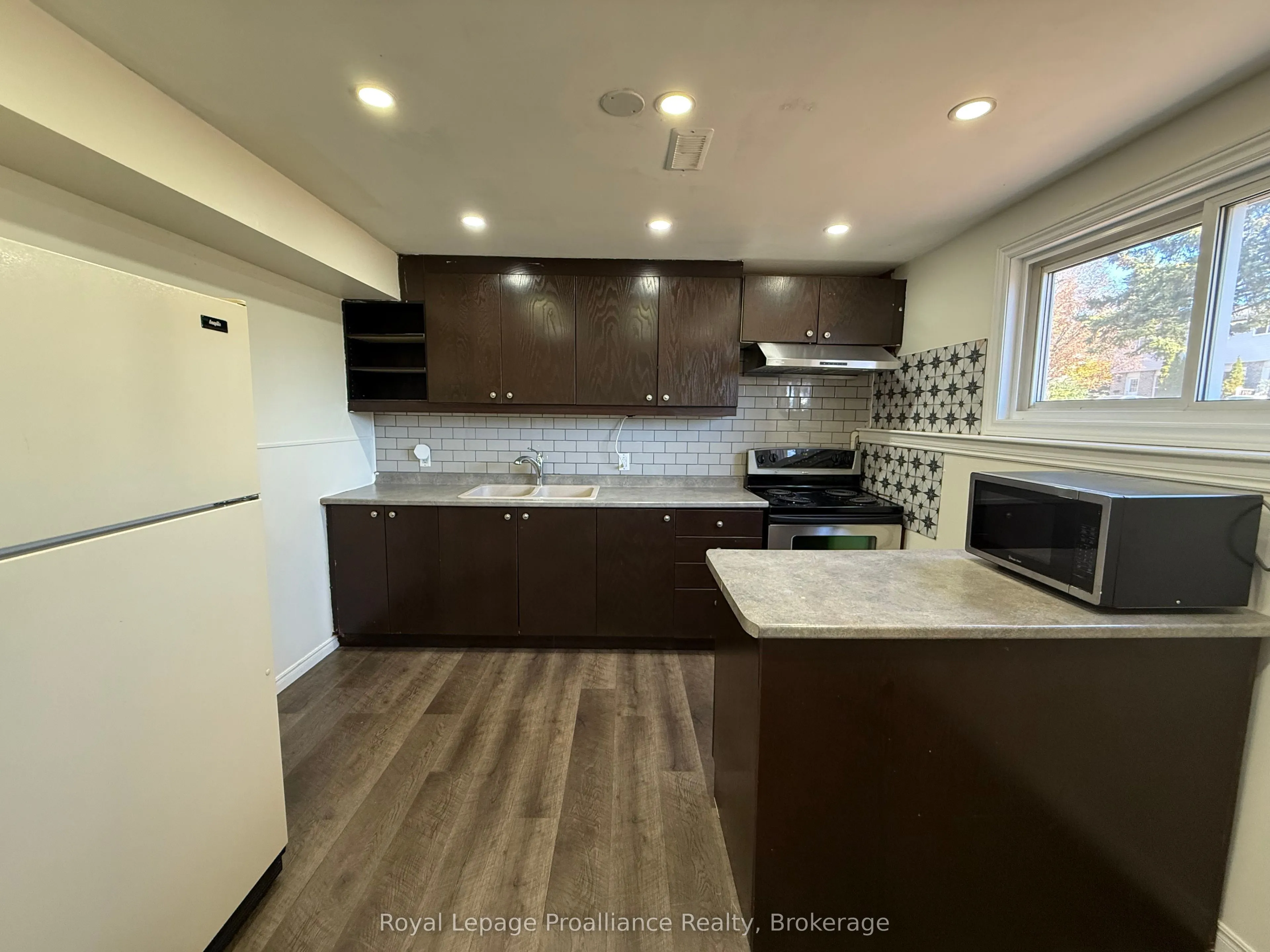 939 Dainard Drive #Lower Unit
