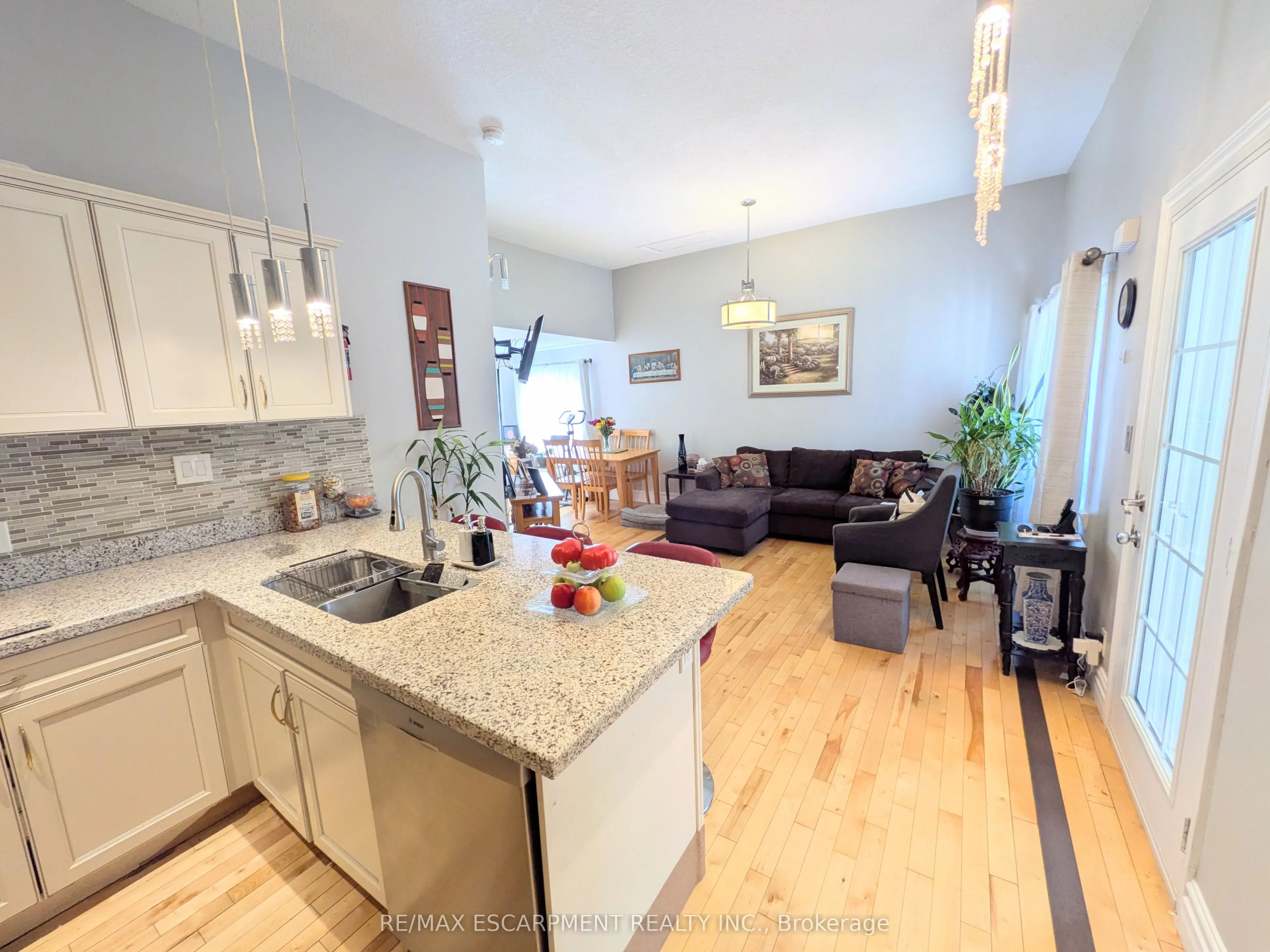 7 CAMPBELL Avenue