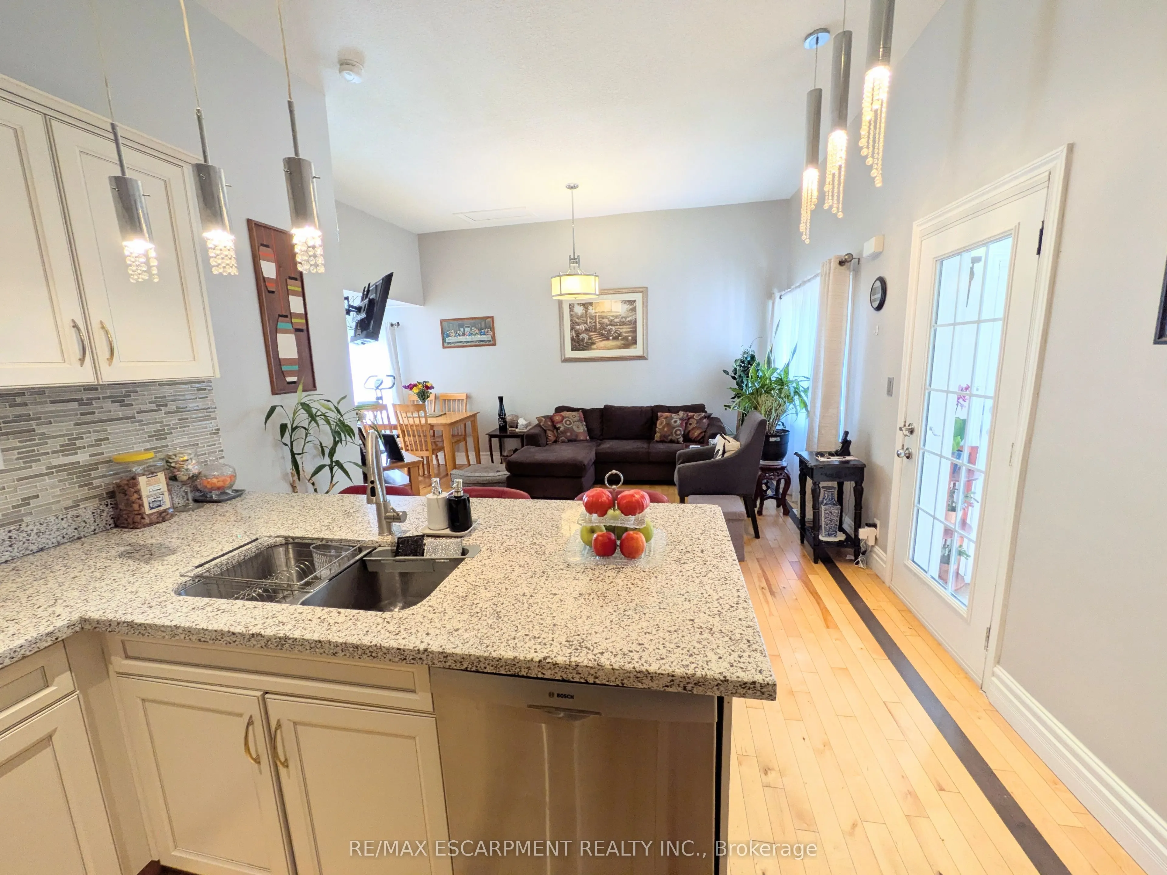 7 CAMPBELL Avenue
