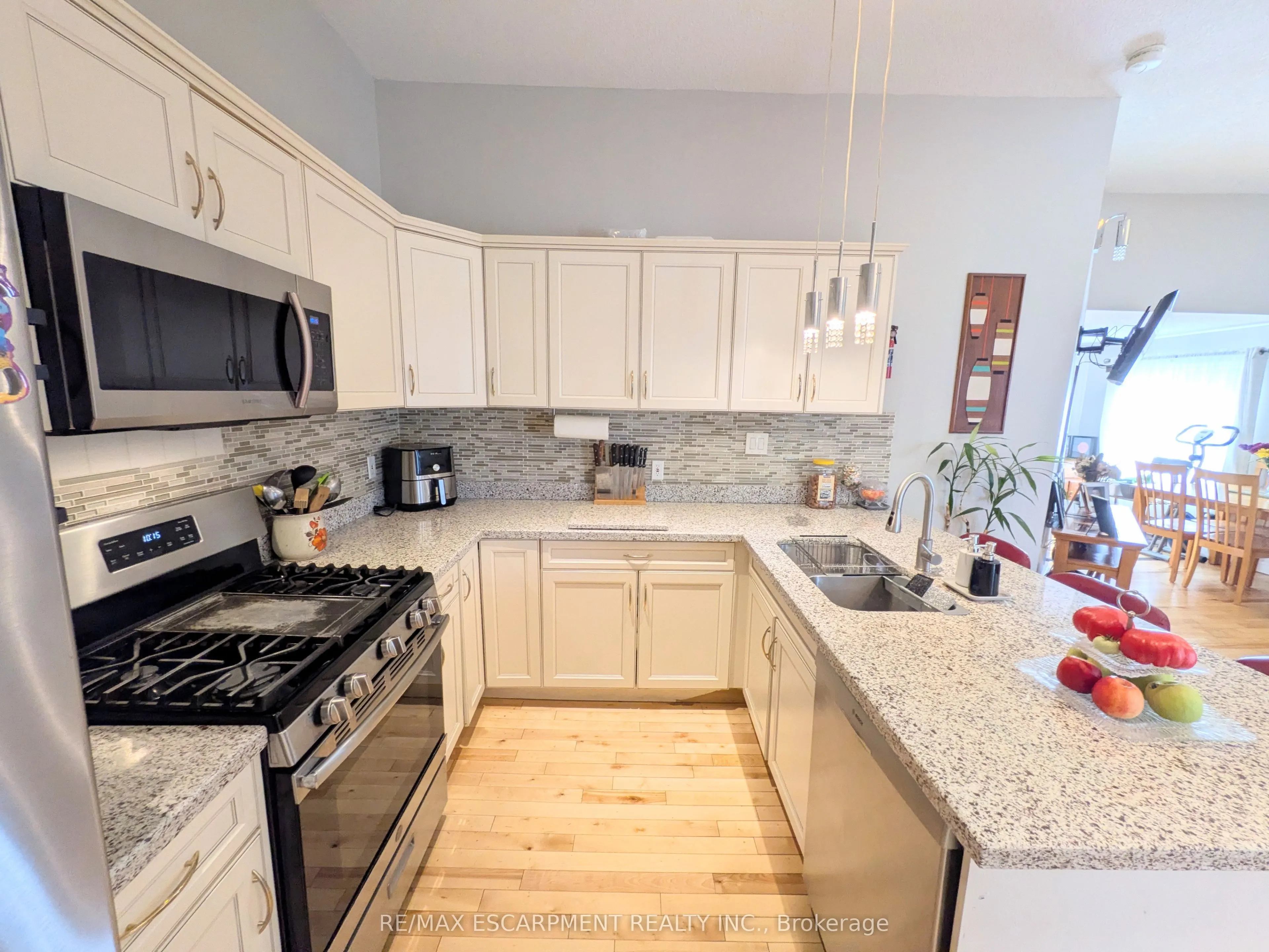 7 CAMPBELL Avenue