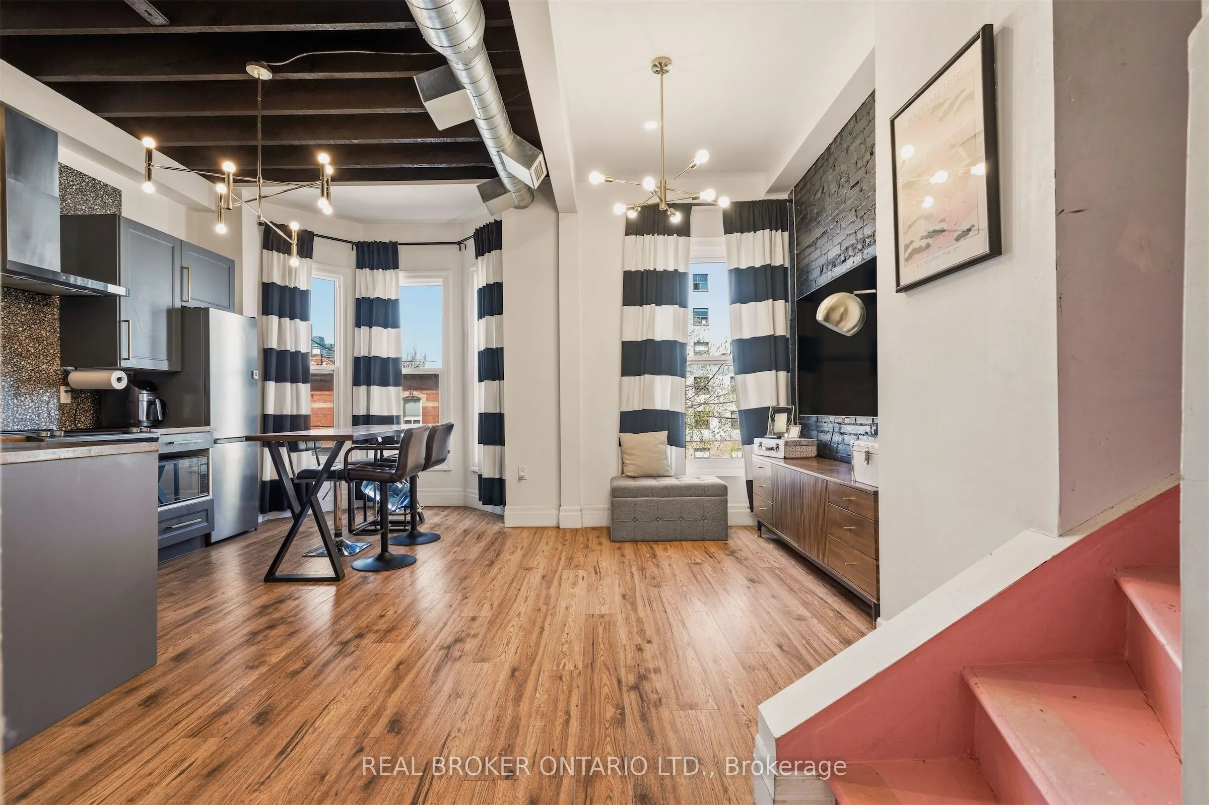 158 Hunter Street E