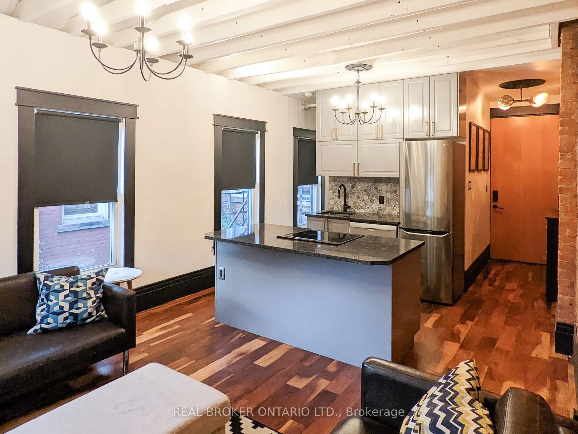 158 Hunter Street E