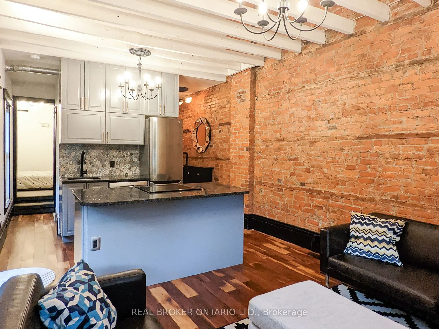 158 Hunter Street E