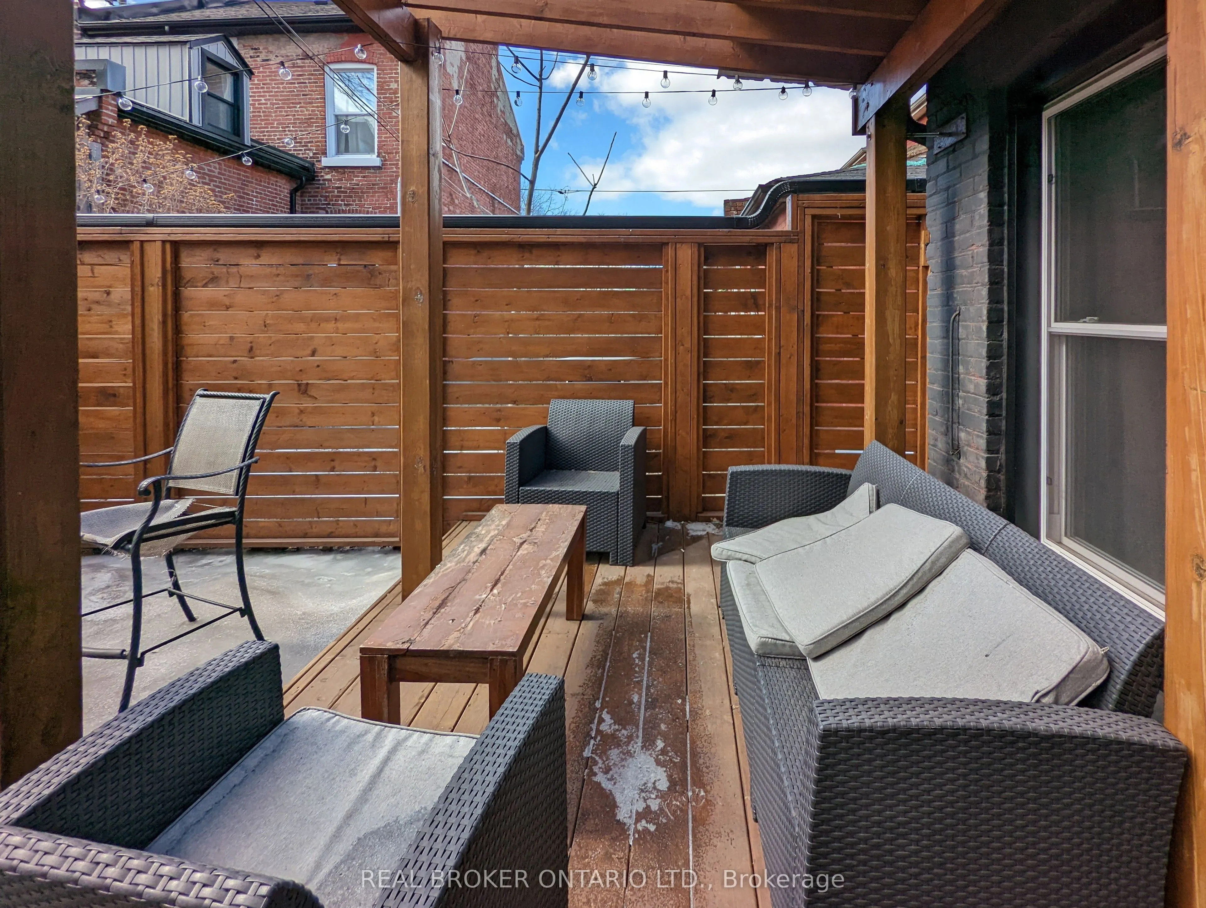 158 Hunter Street E