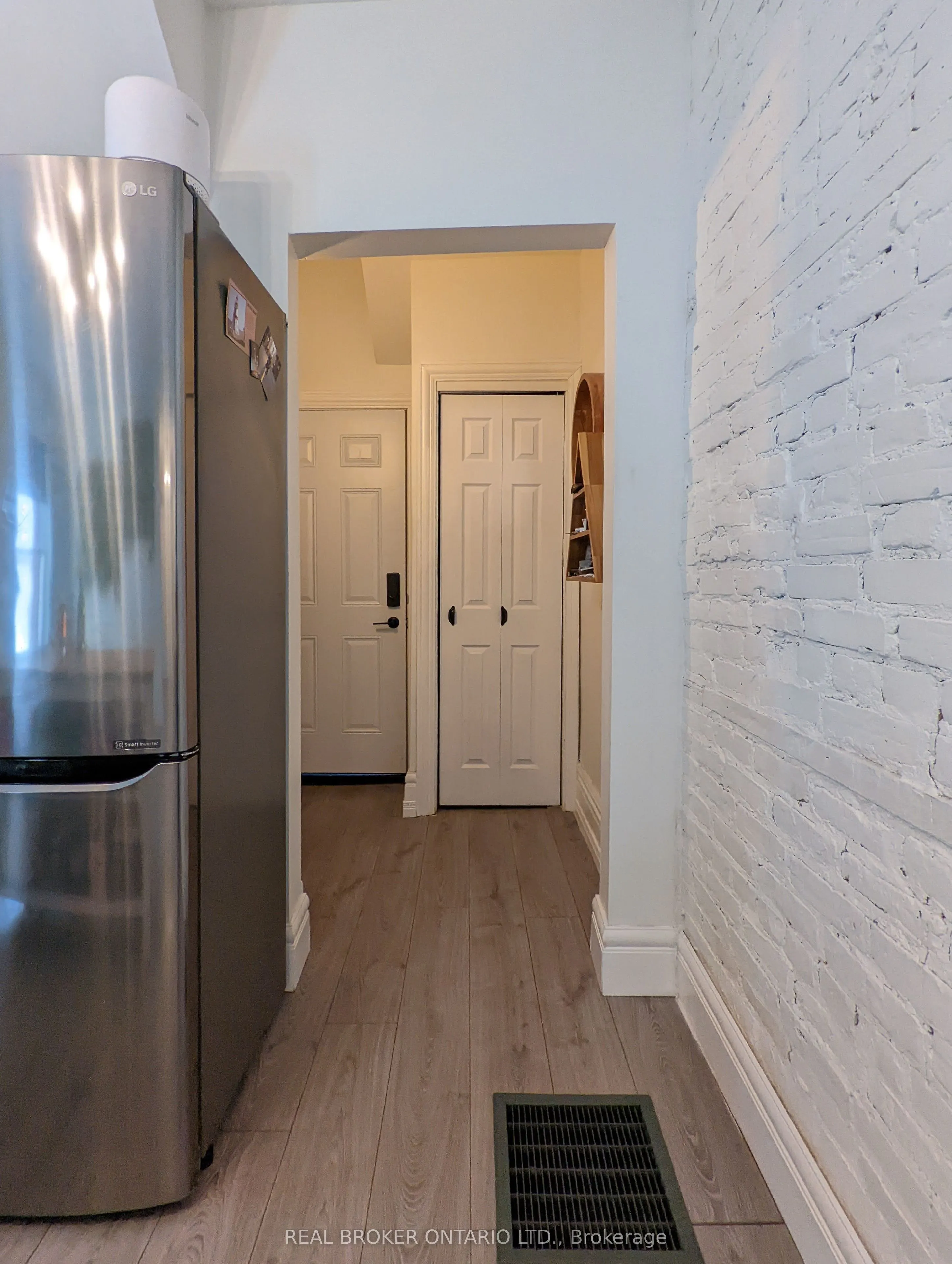 158 Hunter Street E