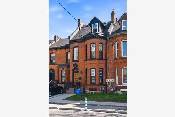 158 Hunter Street E