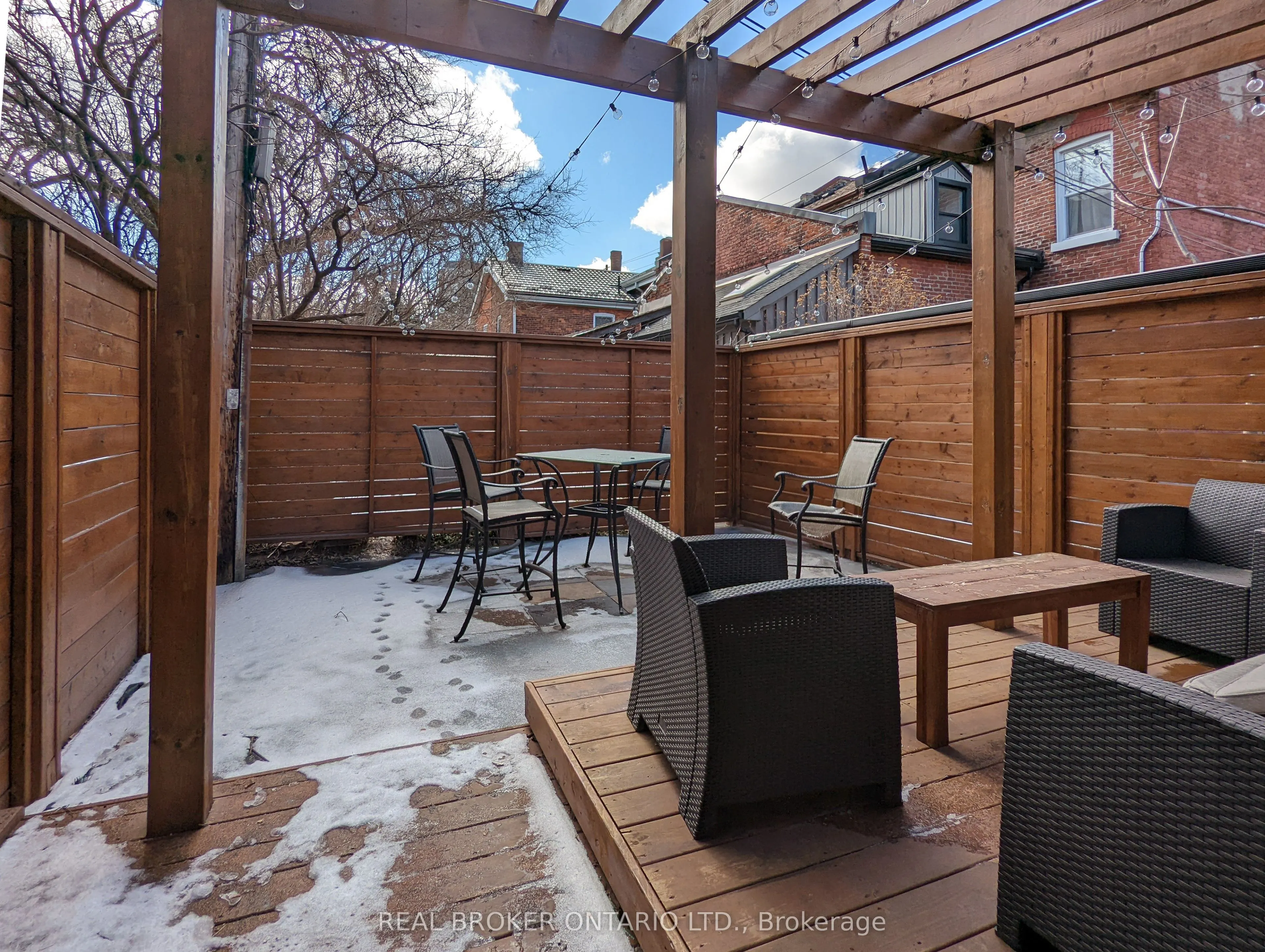 158 Hunter Street E