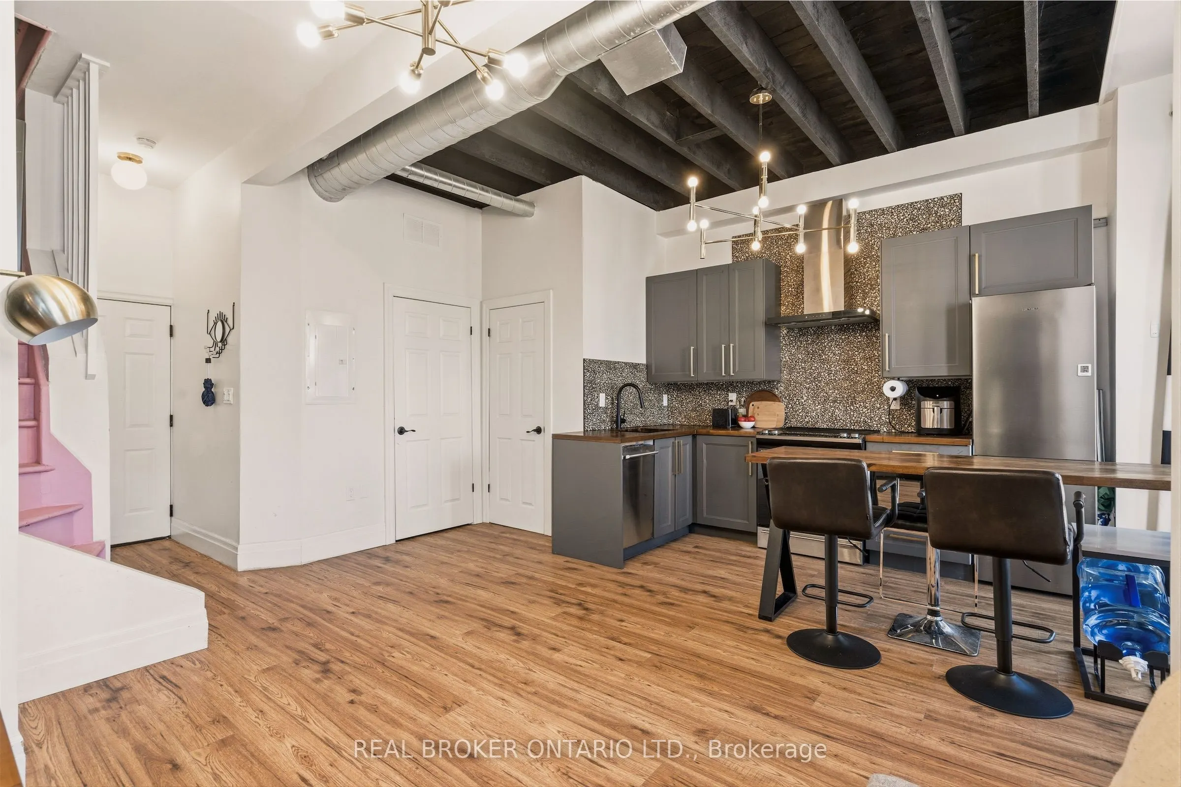158 Hunter Street E