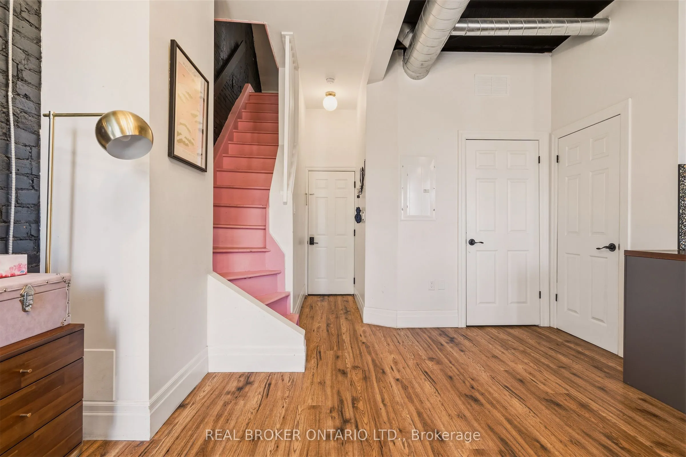 158 Hunter Street E