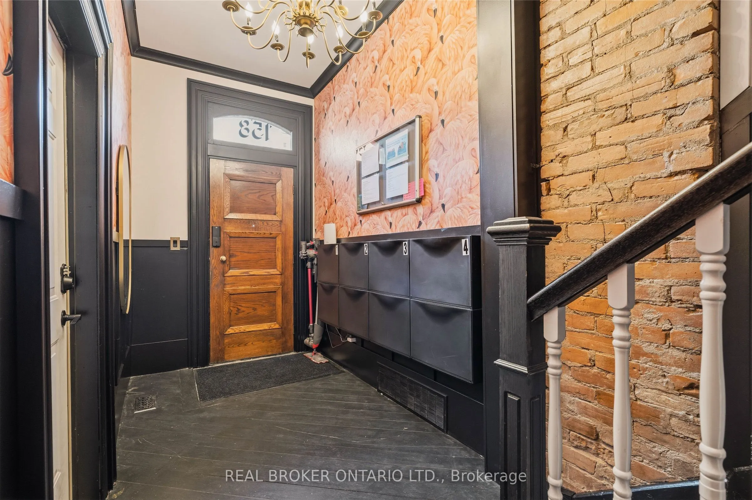 158 Hunter Street E
