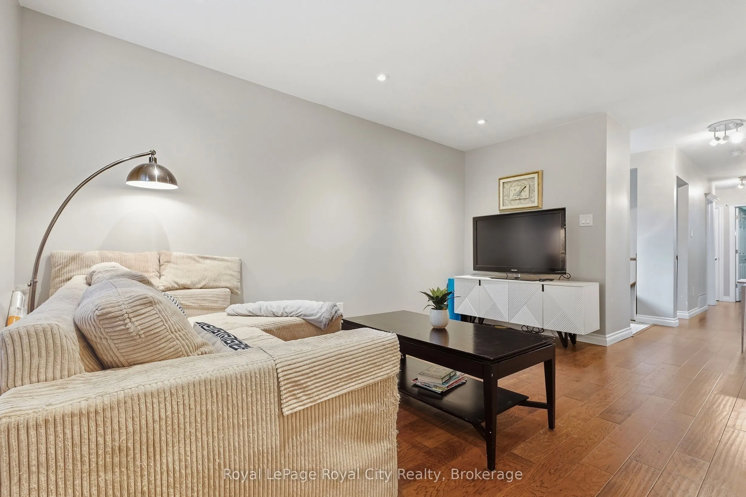 37 Mcilwraith Crescent #UPPER