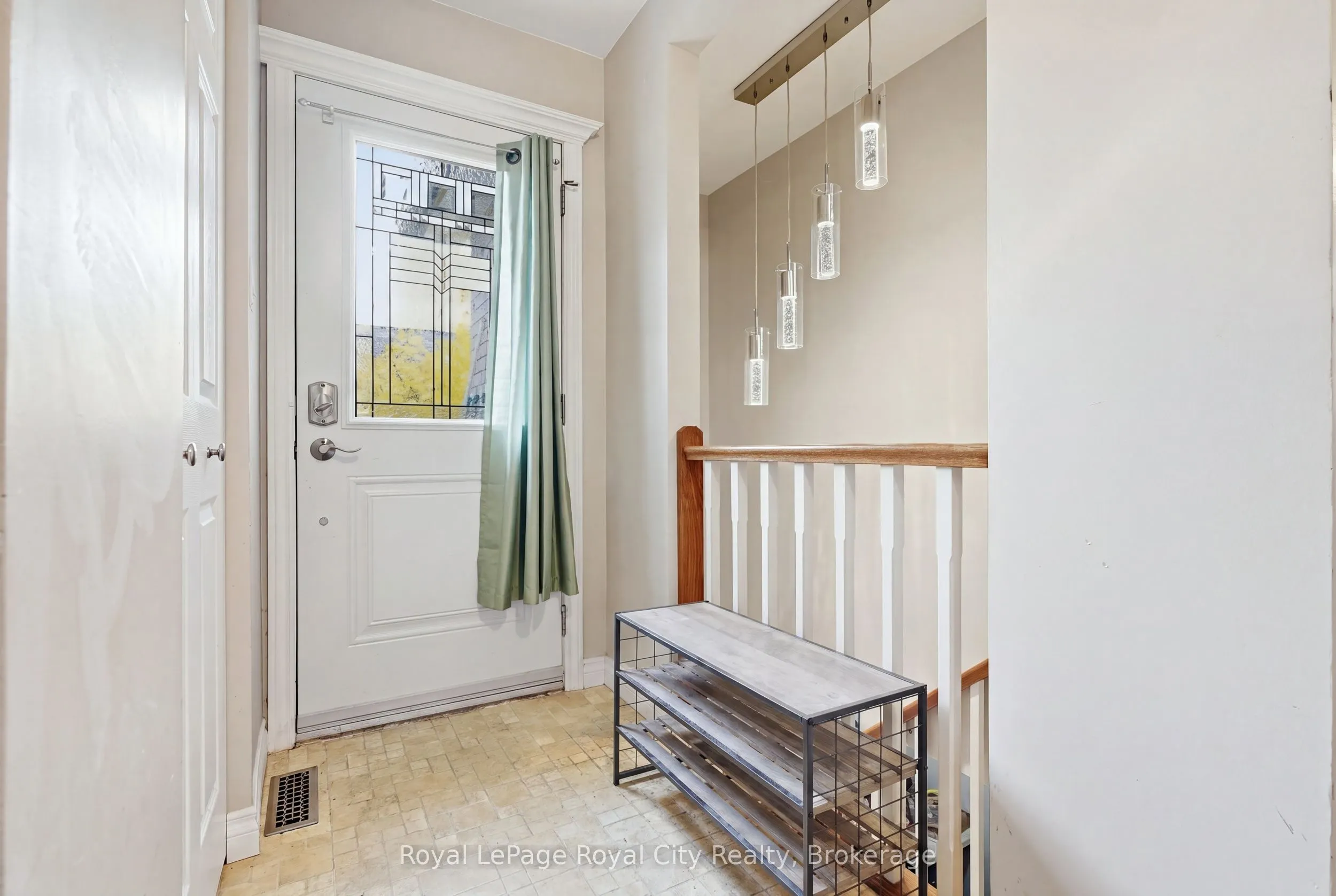 37 Mcilwraith Crescent #UPPER