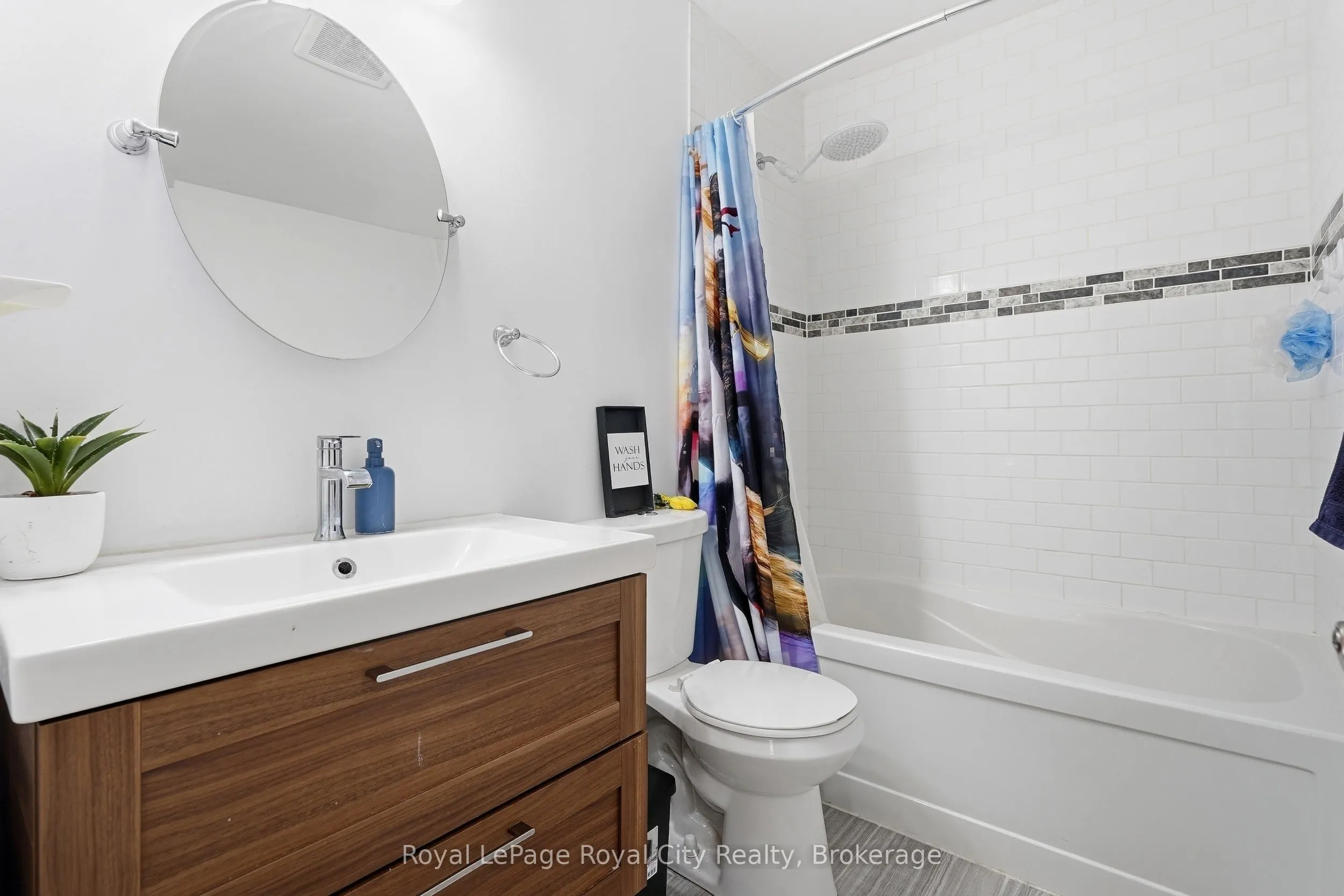 37 Mcilwraith Crescent #UPPER