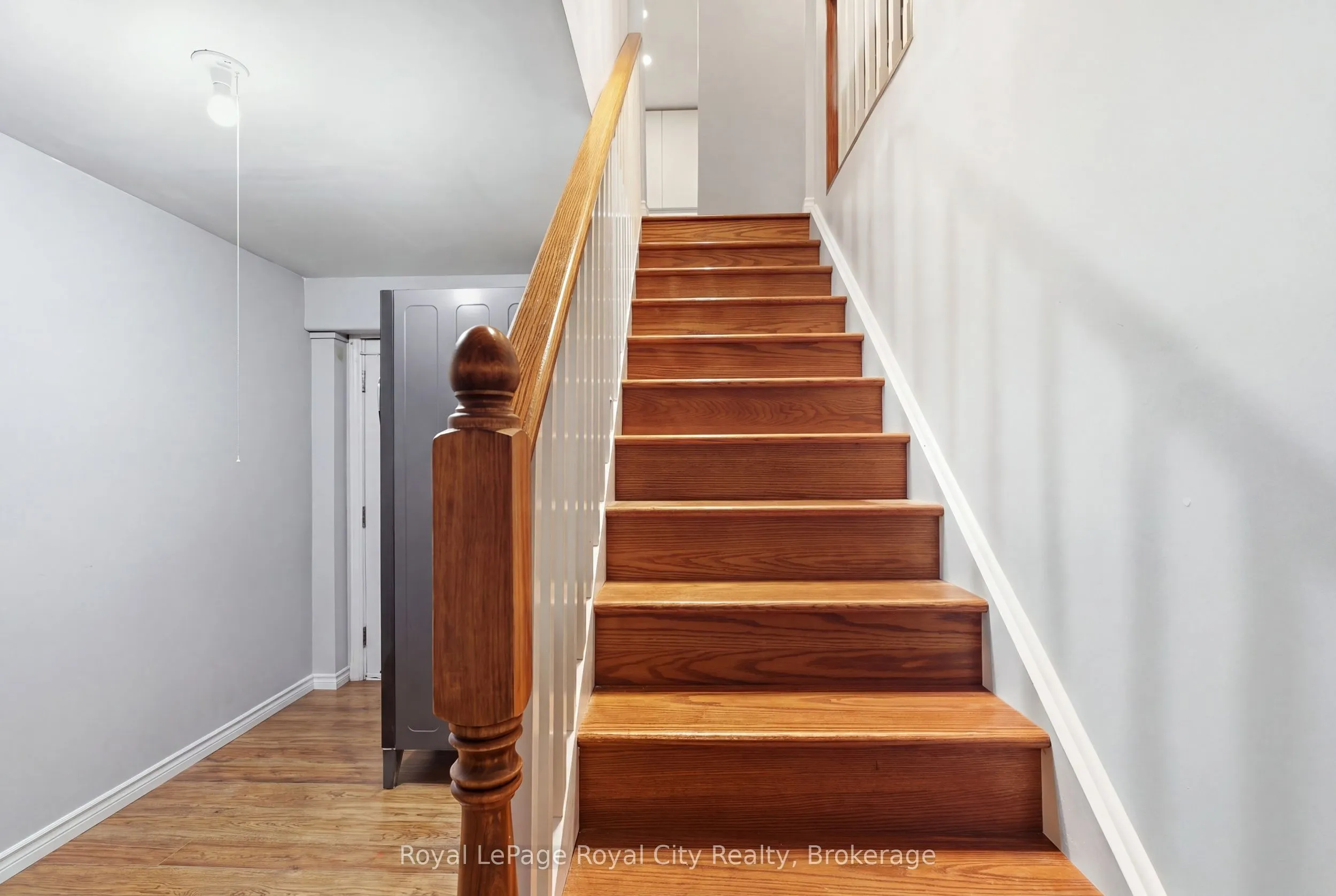 37 Mcilwraith Crescent #UPPER