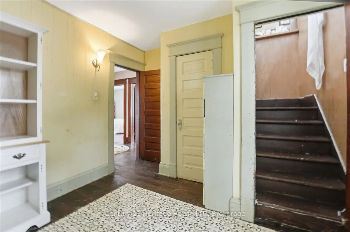 17 Elizabeth Street E