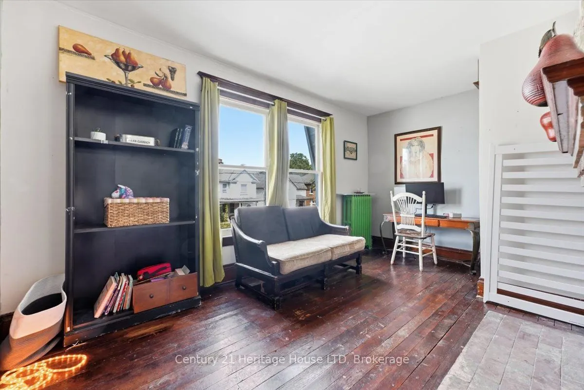 17 Elizabeth Street E