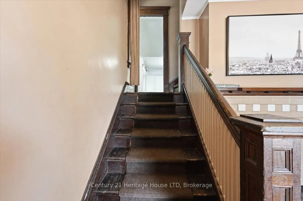 17 Elizabeth Street E