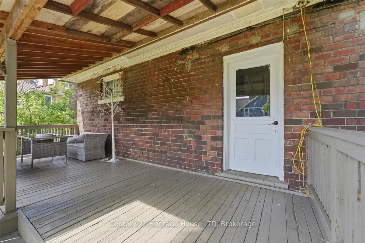 17 Elizabeth Street E