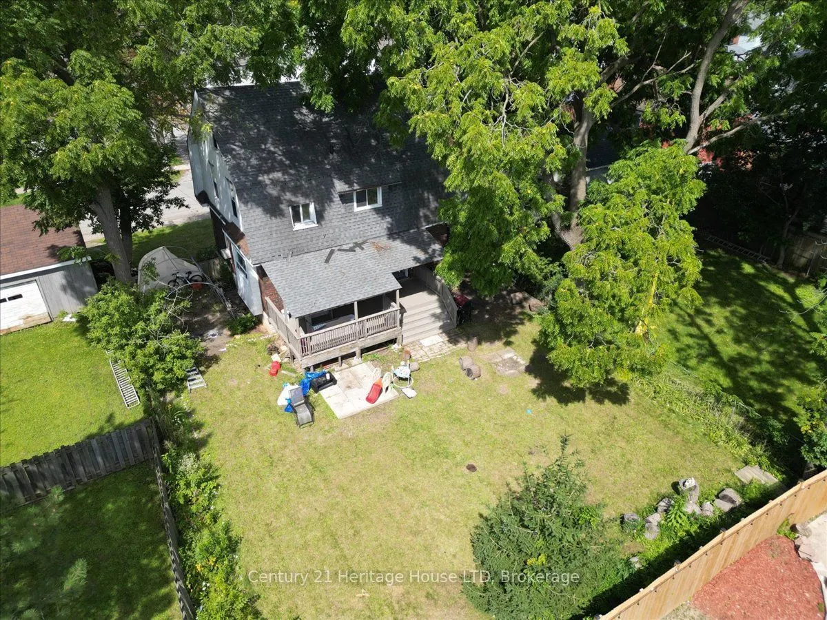 17 Elizabeth Street E